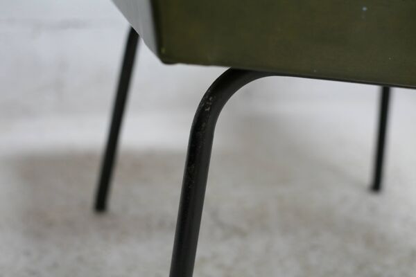 Paire de chauffeuses tubulaires, simili-cuir. Circa 1950