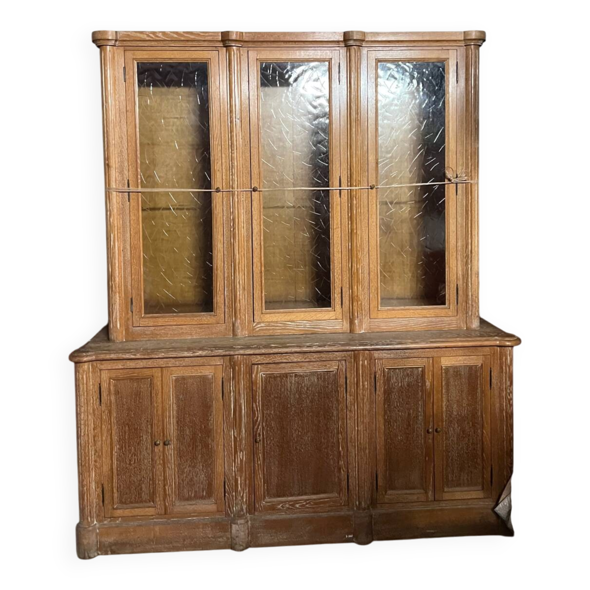 Very 2 waxed bodies, high display cases and low with a door.