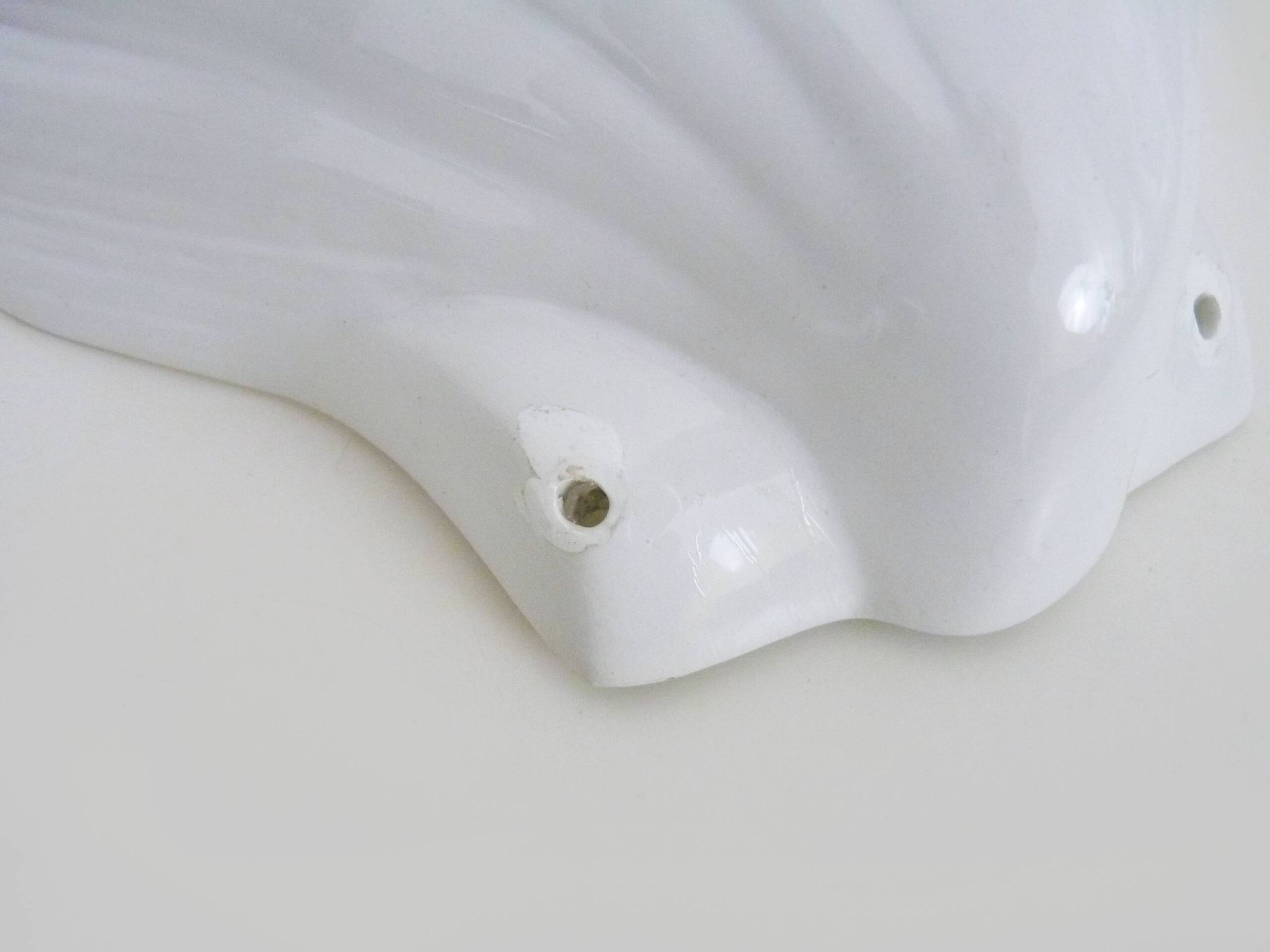 Pair of shell wall lights, in white ceramic. 80s 90s