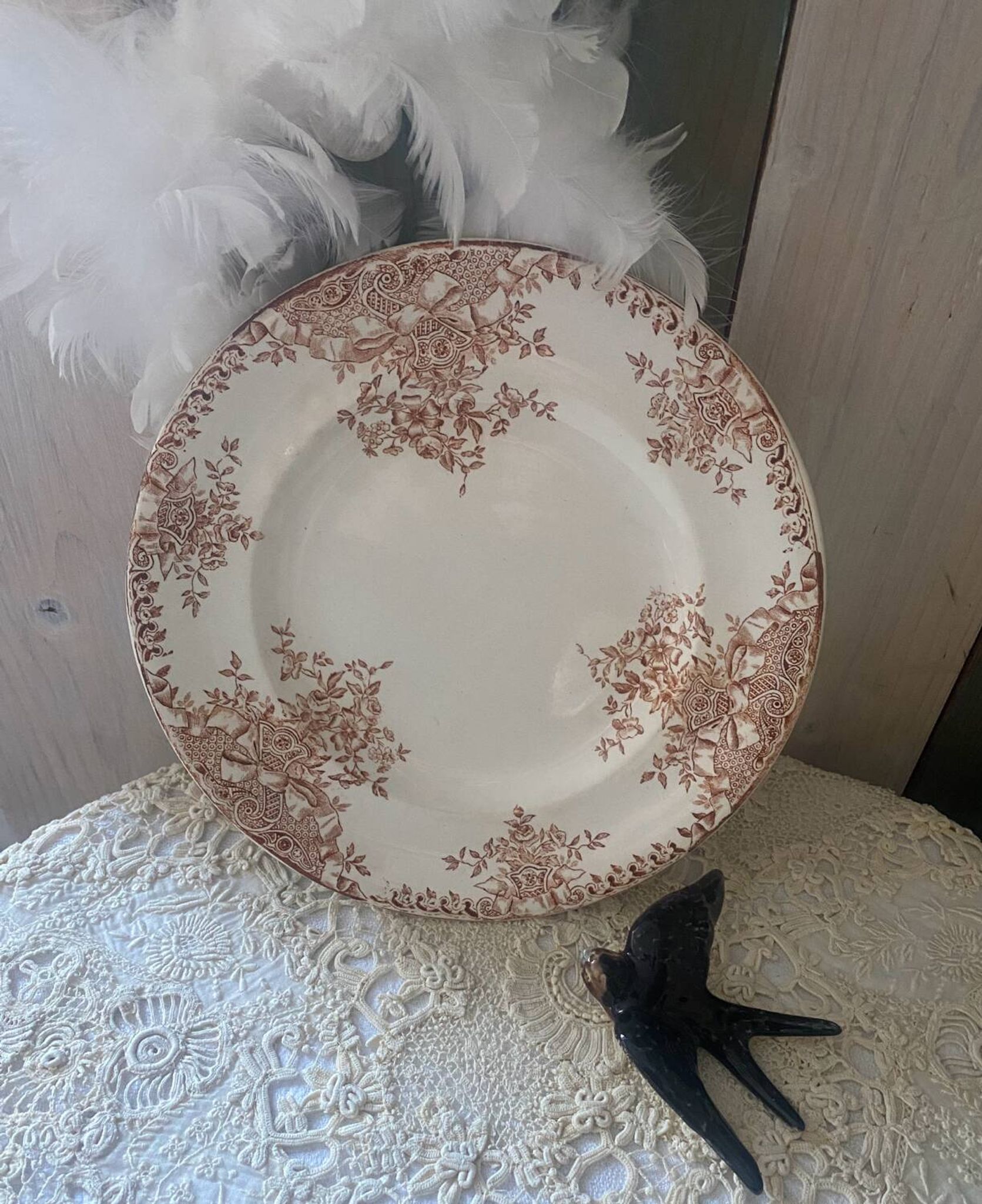 Assiette plate en terre de fer Longwy modèle Marly