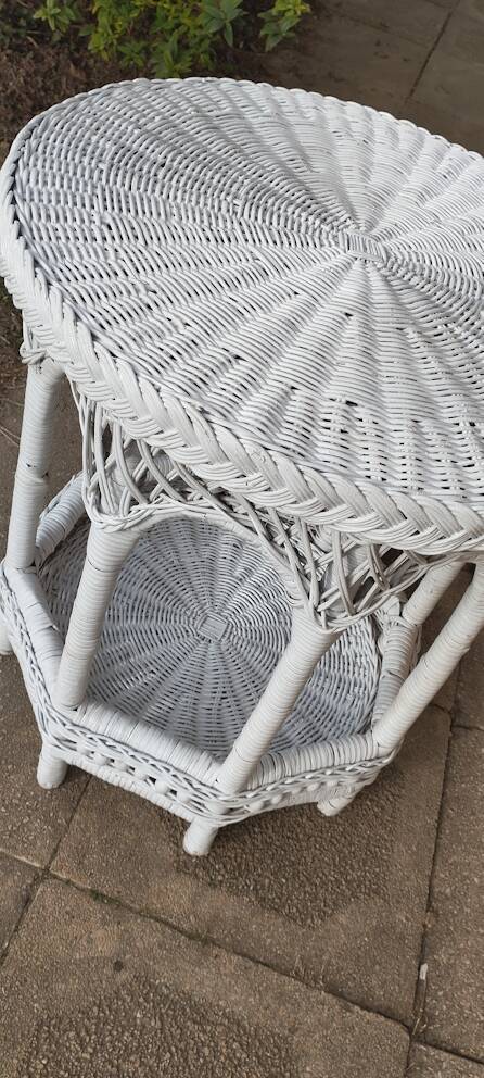 ROUND COFFEE TABLE IN WHITE RATTAN