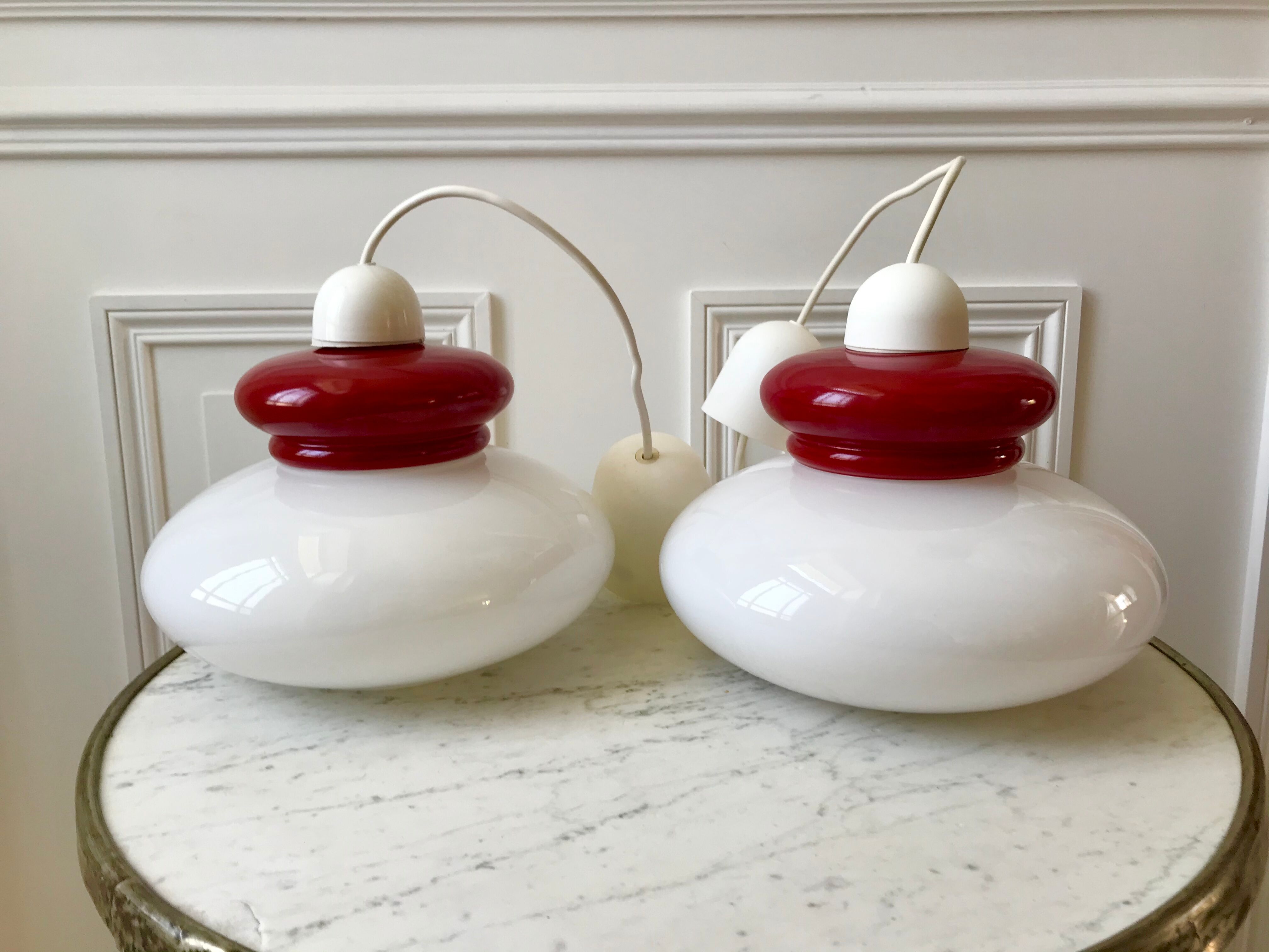 Duo de suspensions en opaline blanche et rouge années 50