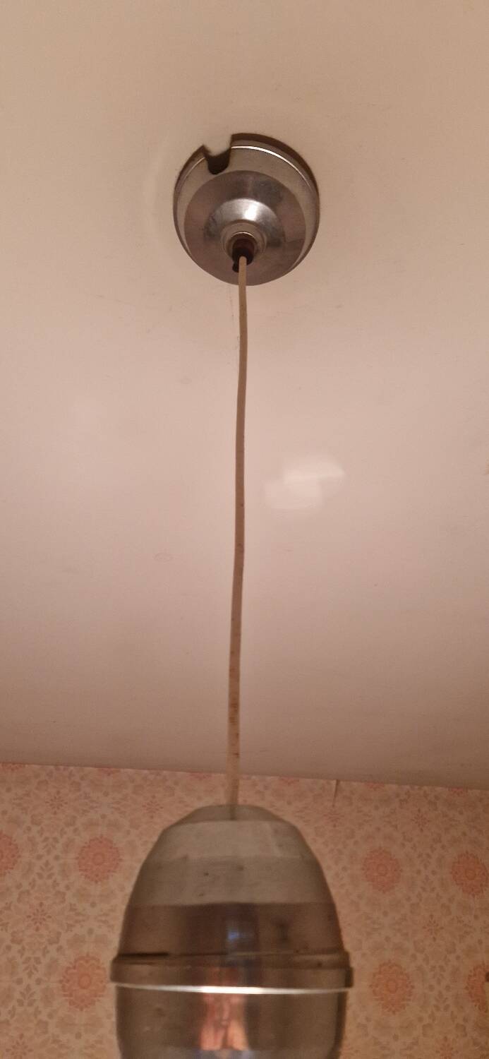 Chandelier rises and falls