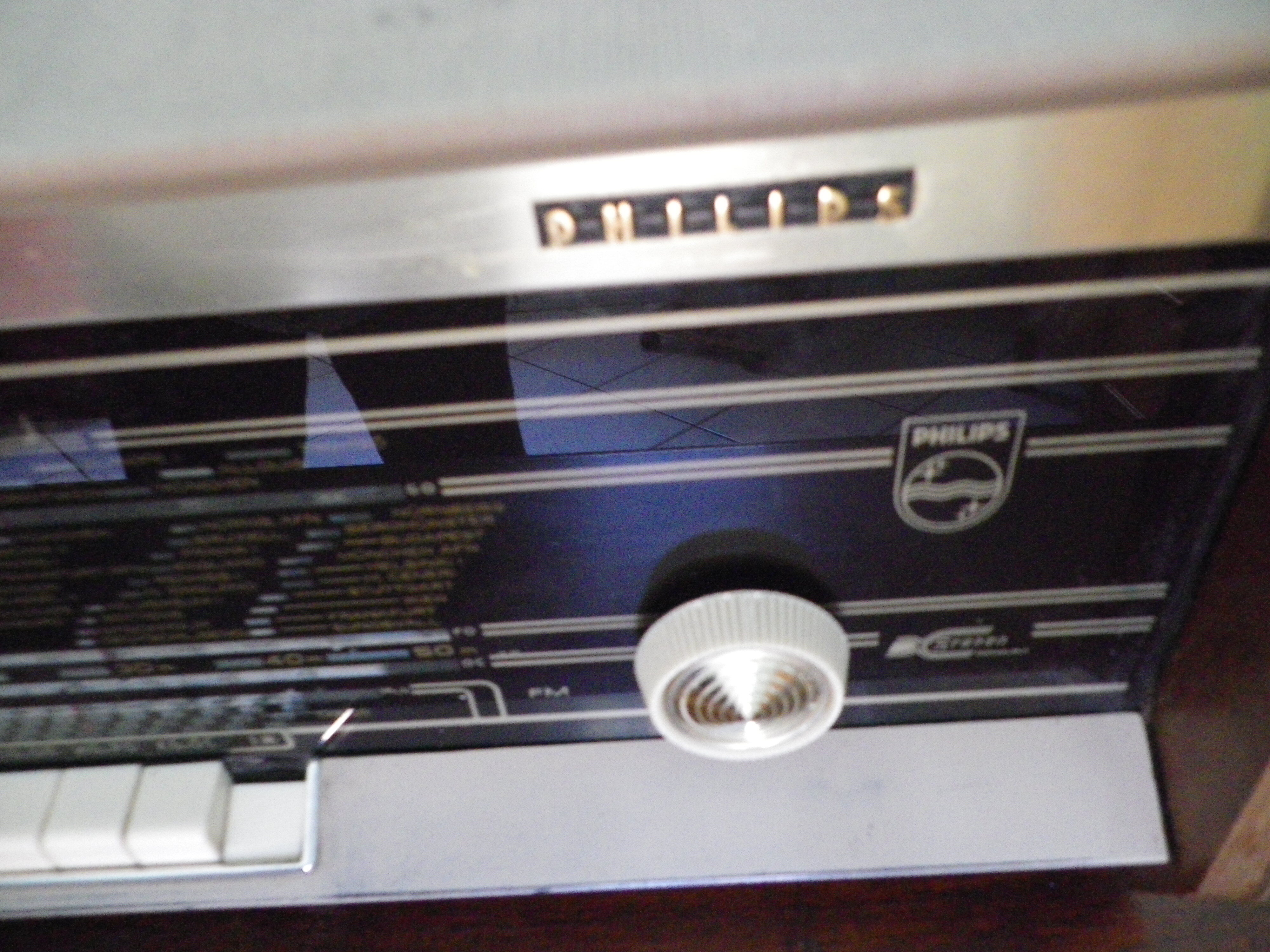 Wood, glass, bakelite, vinyl and brass radio - Bi-amp radio - Philips