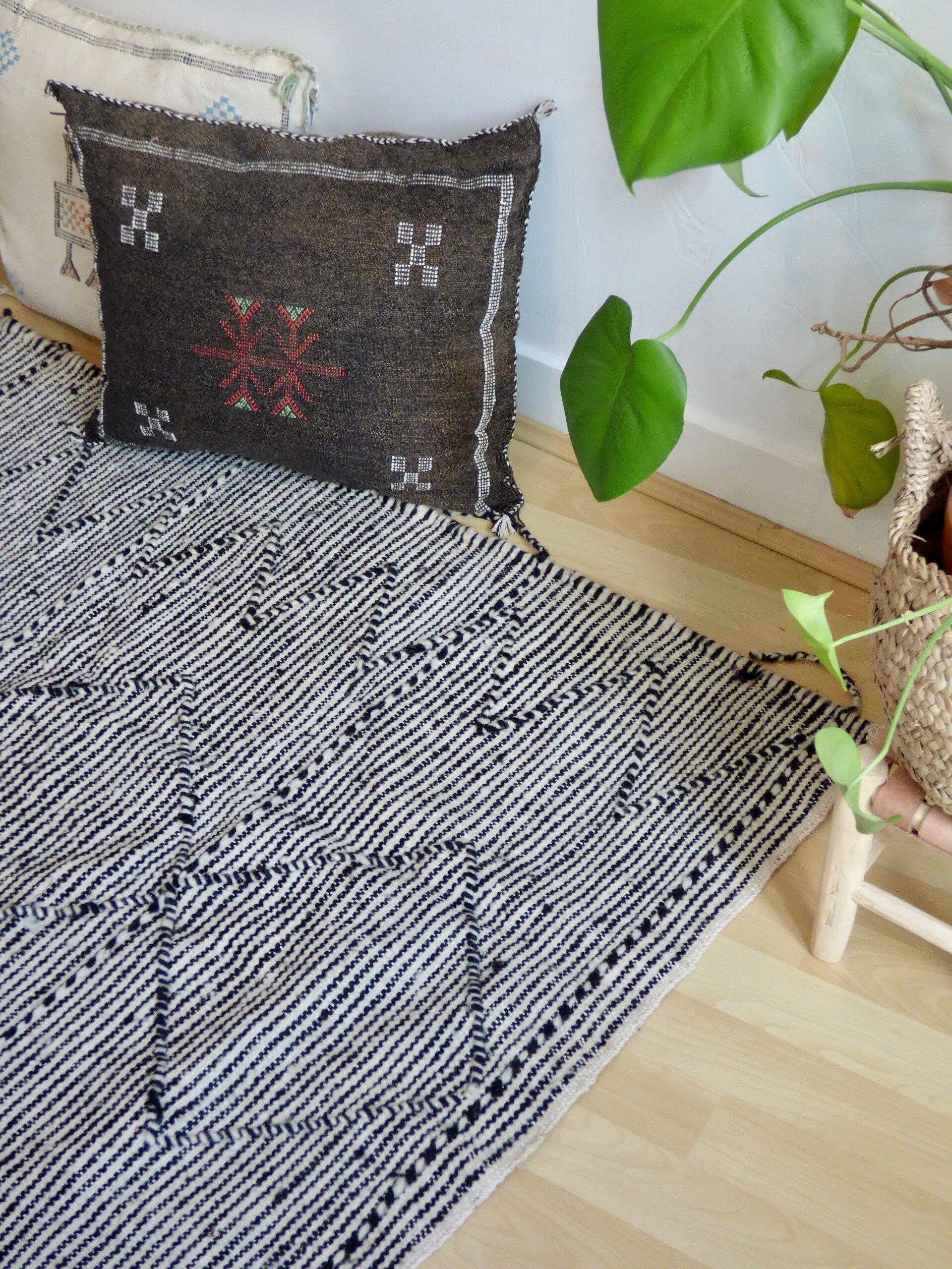 Zanafi Berber carpet in black and white wool