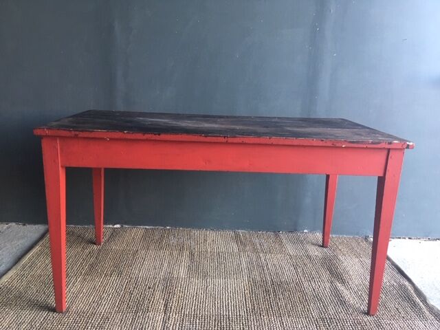 Table red