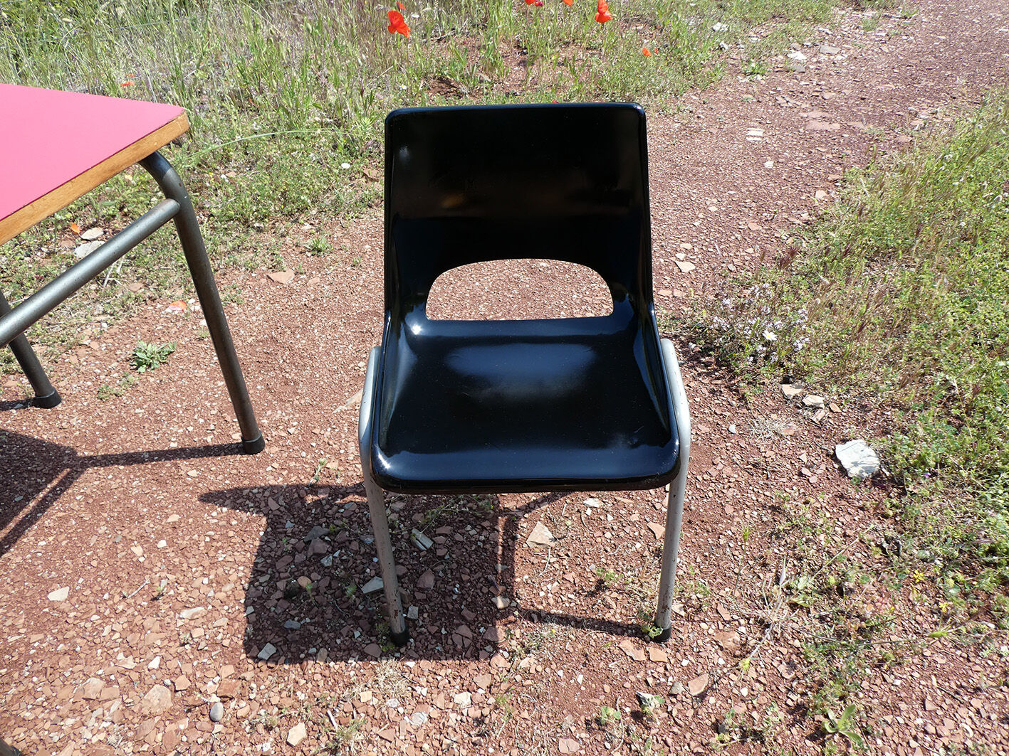 Ensemble de bureau rouge et chaise vintage d'écolier