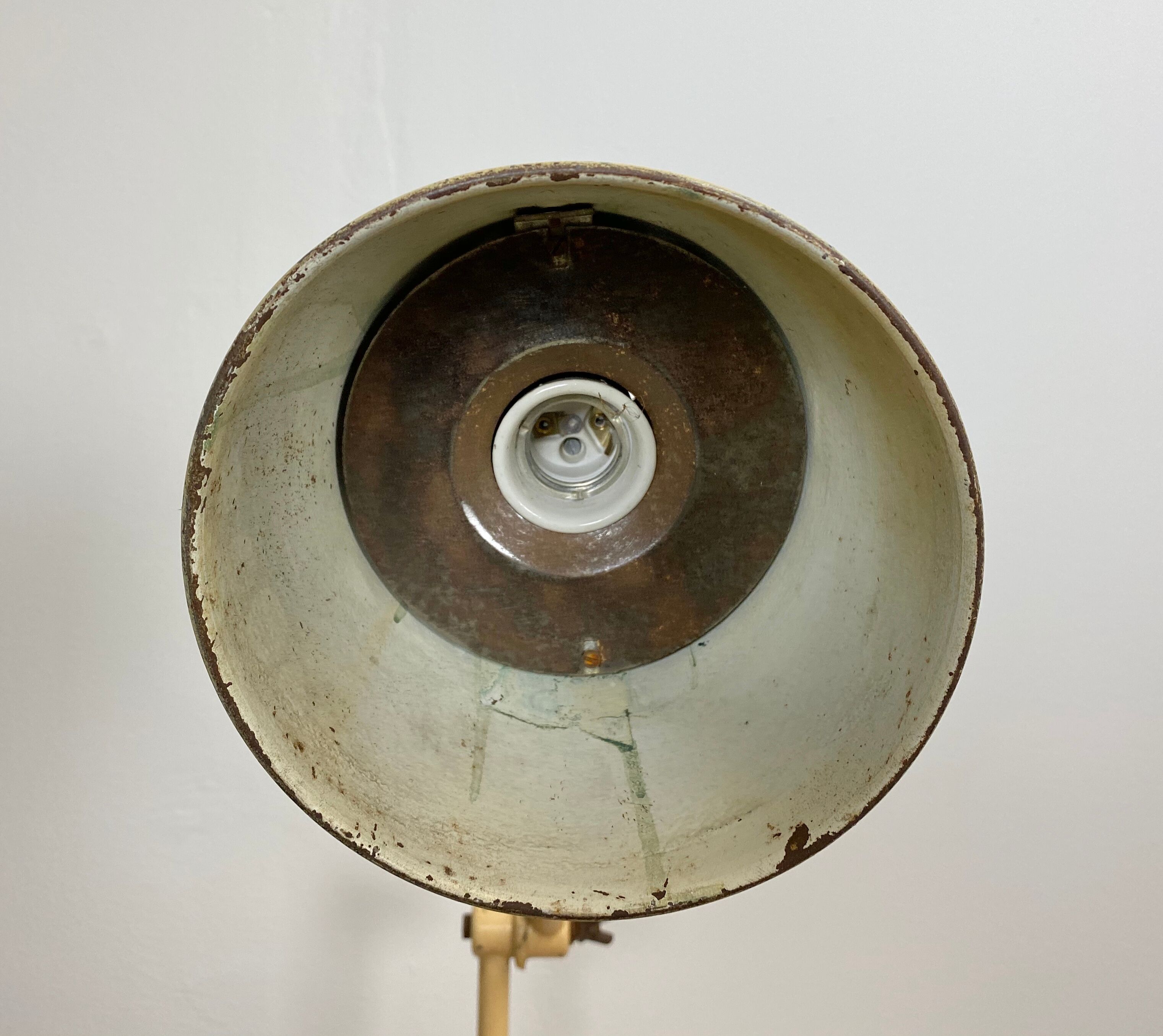 Lampe de table industrielle beige du milieu du siècle, années 1960