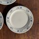 Lot de 3 petites assiettes à dessert frise de fleurs bleues pas de marque