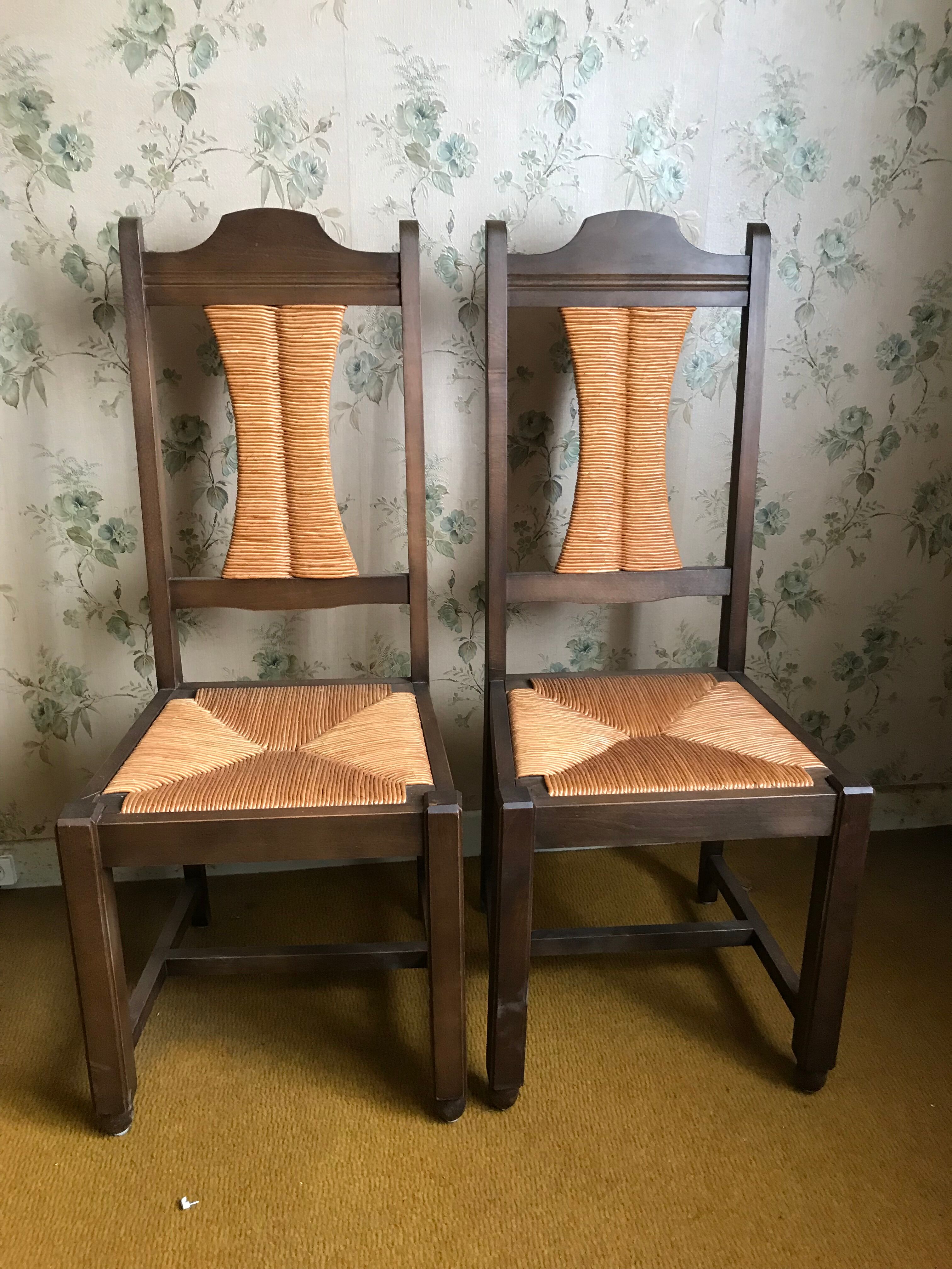 Solid chene chairs with straw seat
