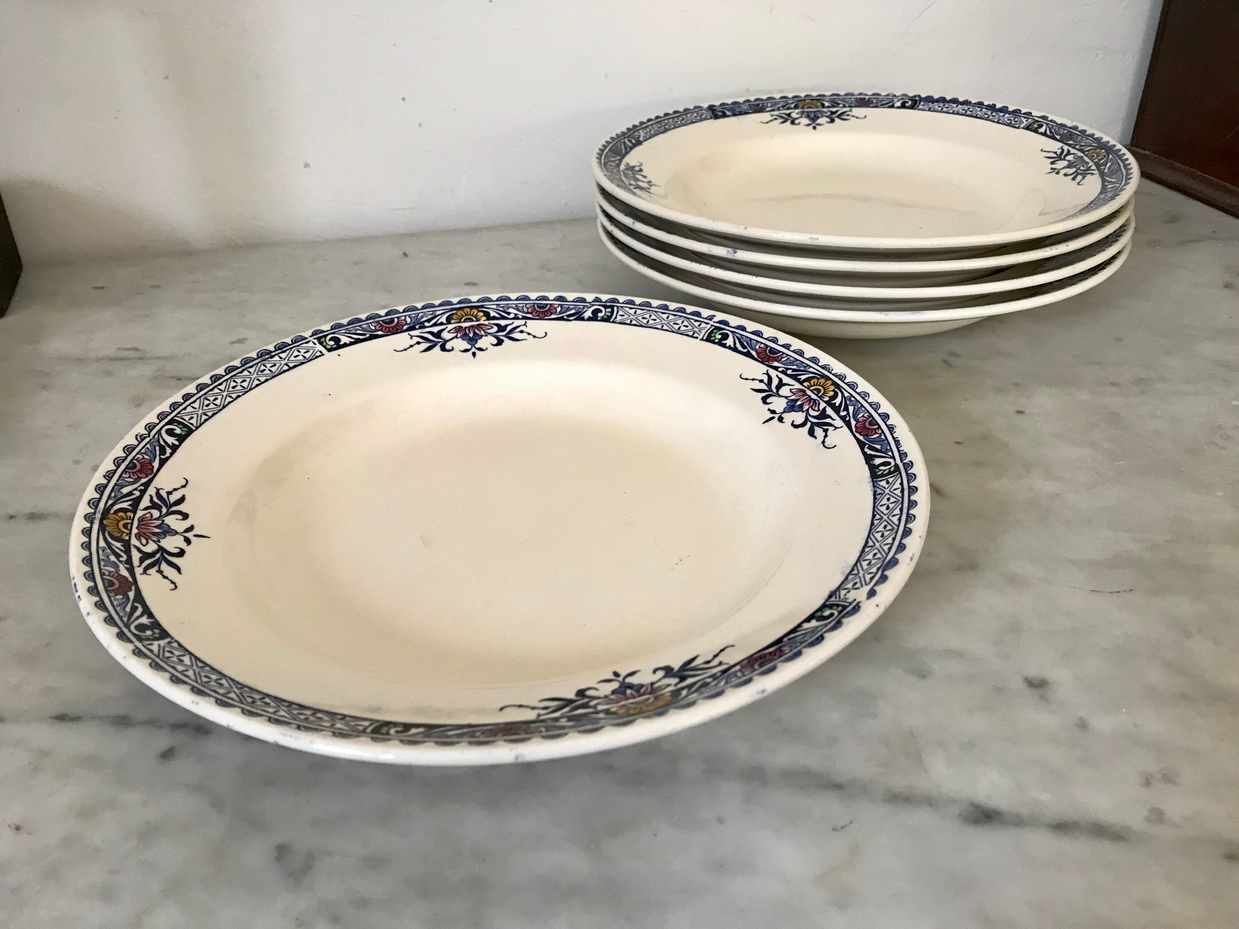 Lot of 5 lily Longchamp hollow plates, iron earth