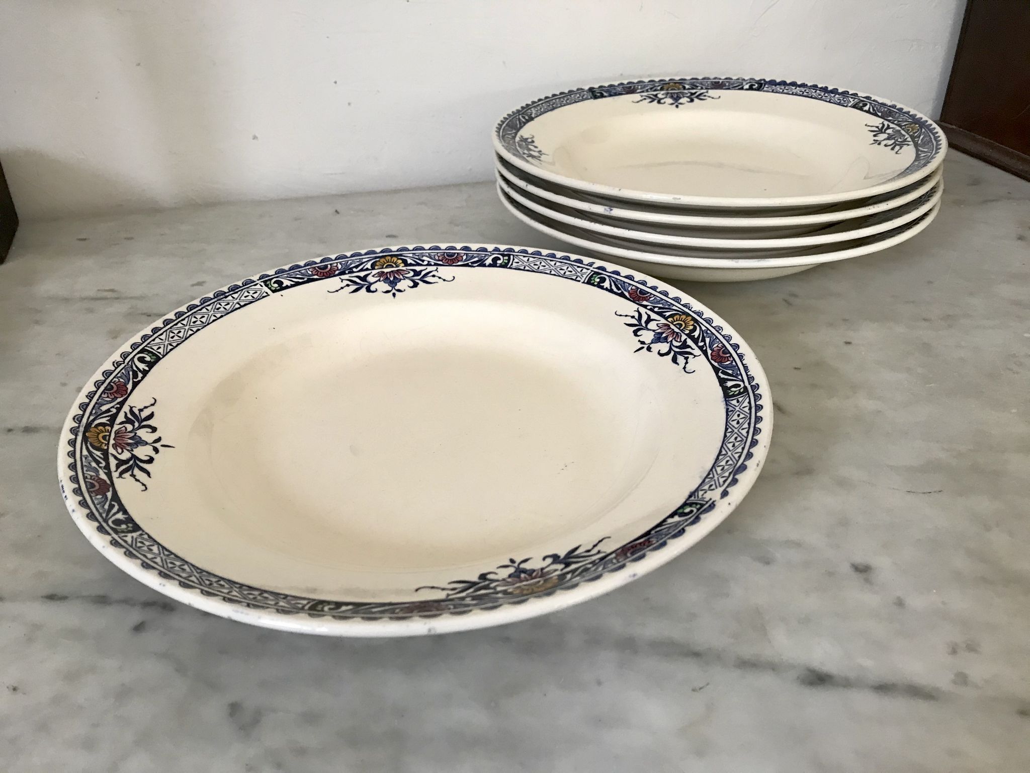 Lot of 5 lily Longchamp hollow plates, iron earth
