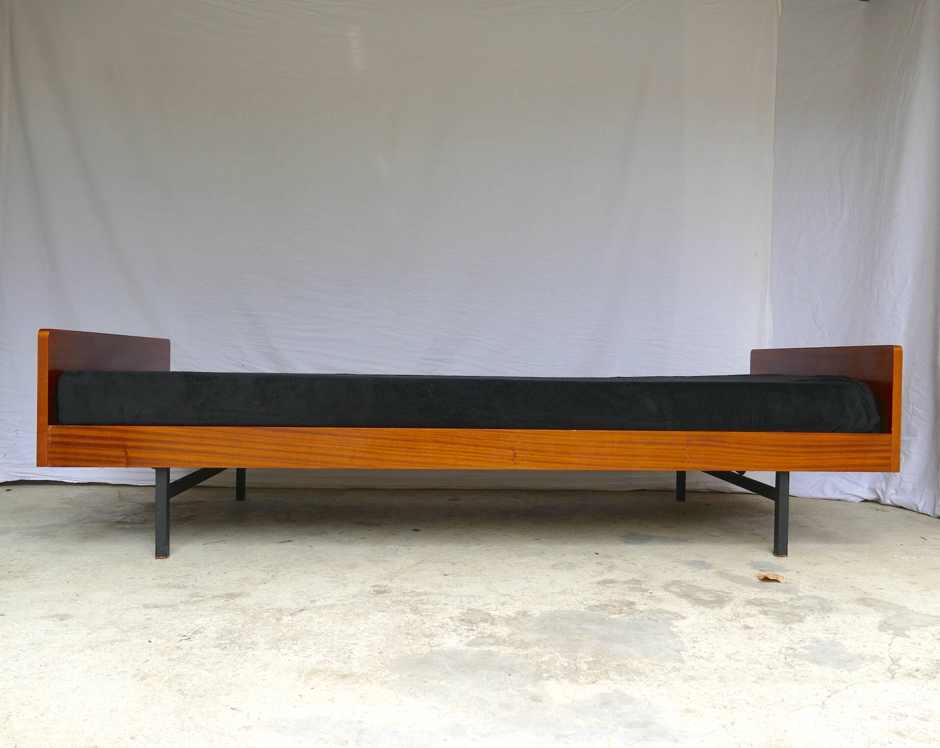 Daybed LC8 A.R.P. Pierre Guariche 1955