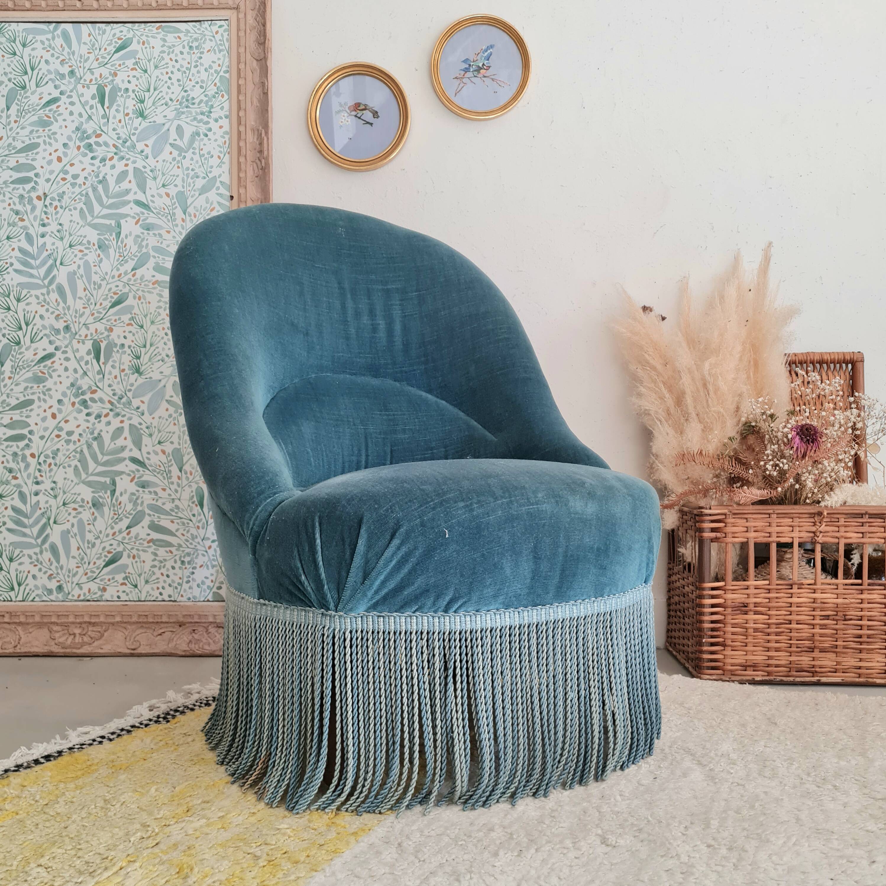 Fauteuil crapaud velours bleu avec franges