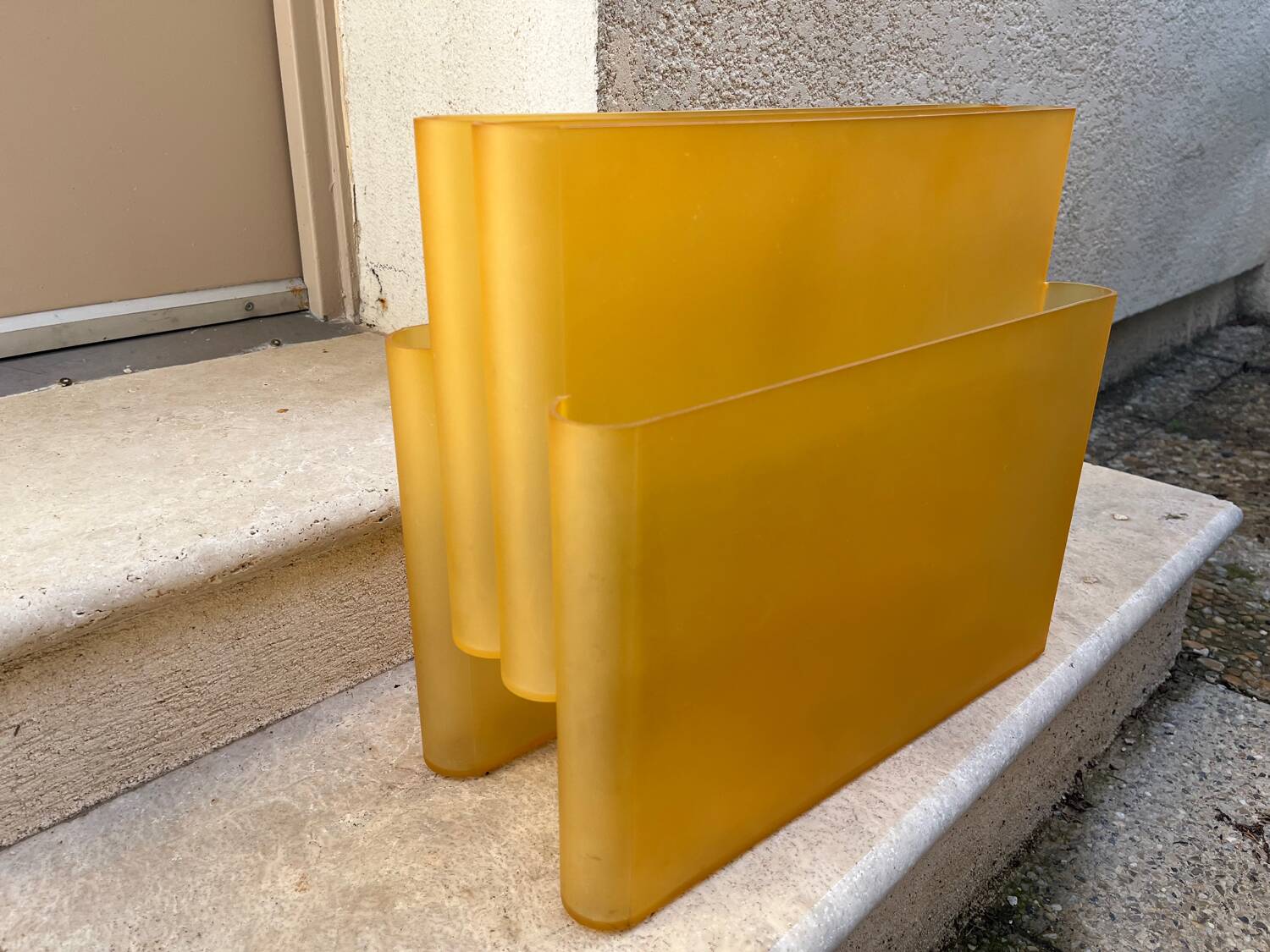 Giotto stoppions magazine holder for kartell