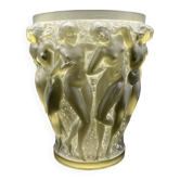 Un vase Bacchantes R. Lalique en verre patiné gris et blanc.