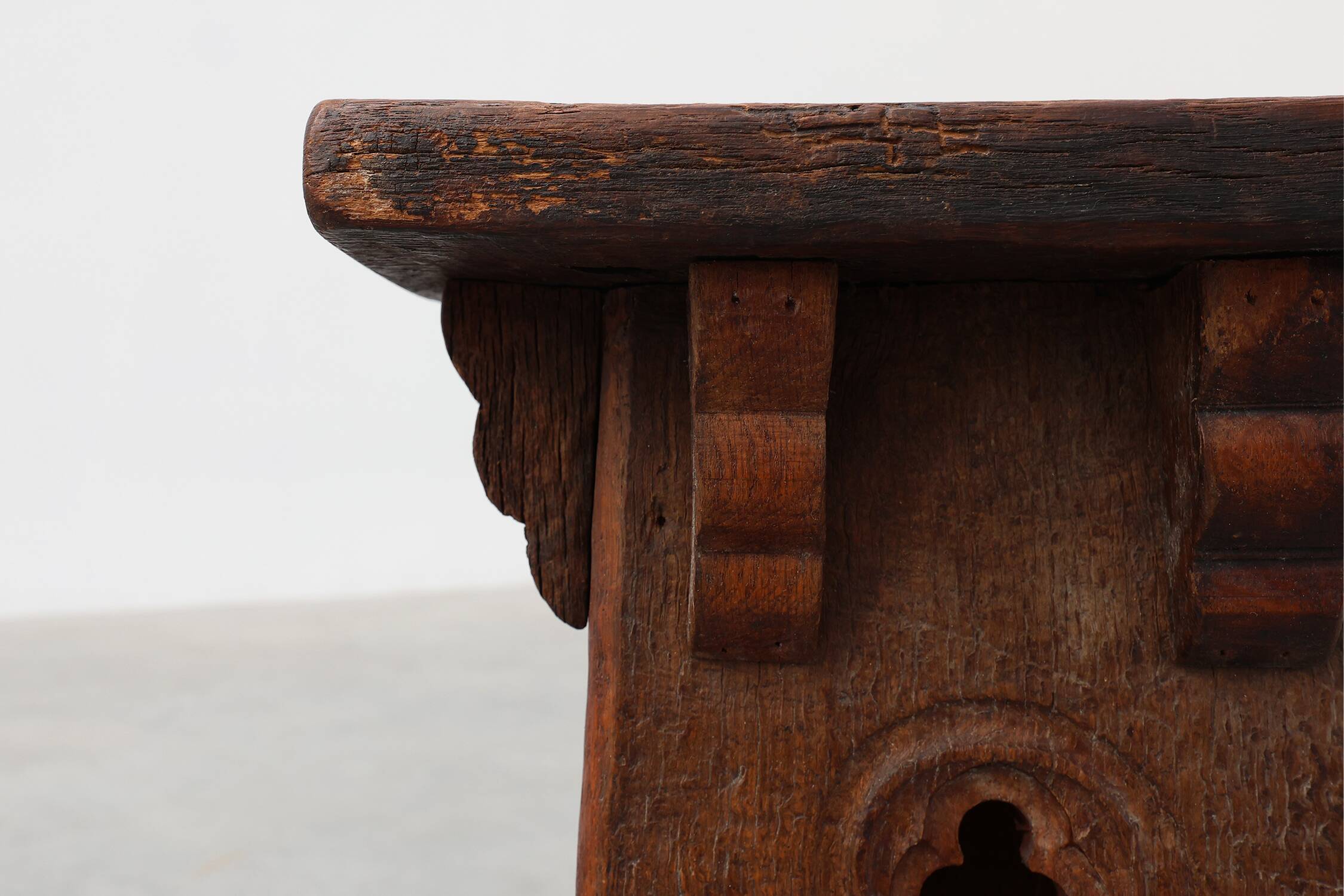 Tabouret bas en bois sculpté français du milieu du XIXe siècle de style gothique