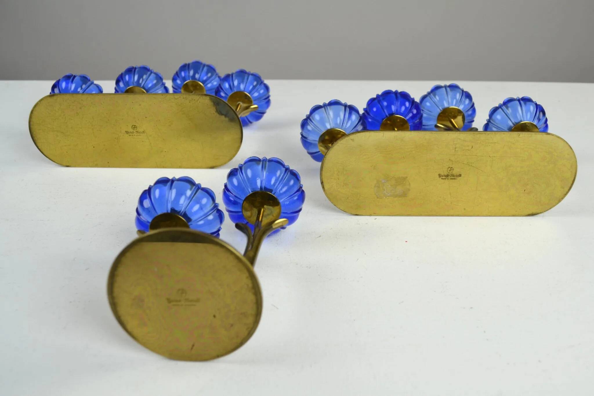 Bougeoirs en laiton massif et en verre artistique bleu cobalt par Gunnar Ander pour Ystad-Metall, Suède, années 1950.
