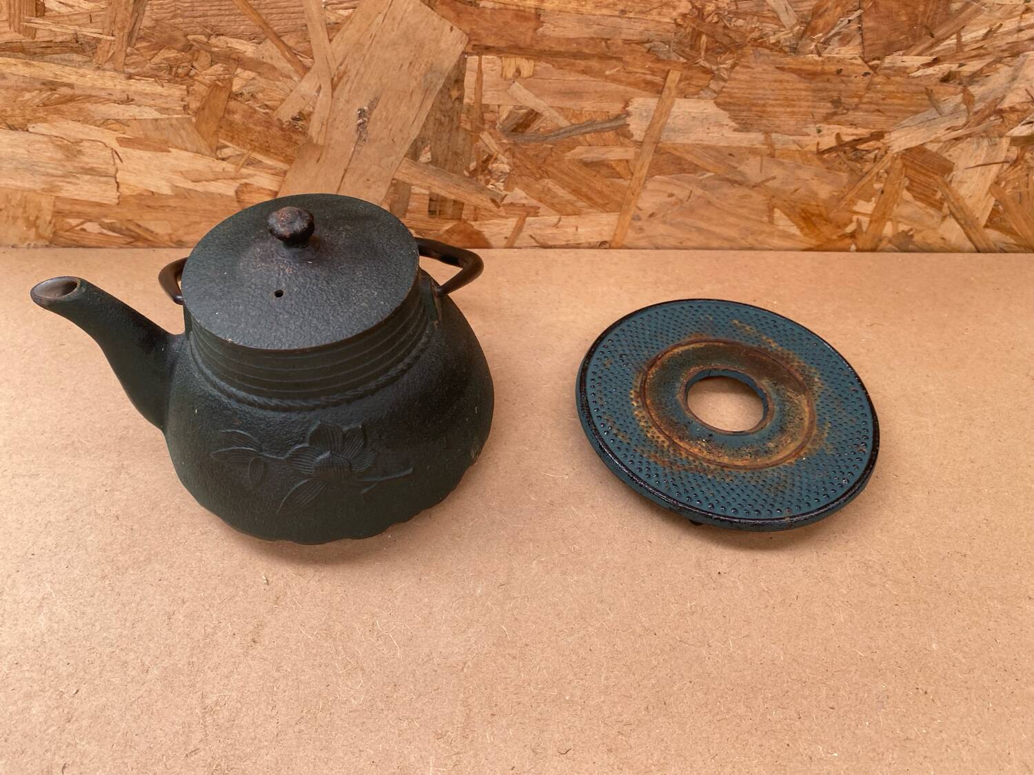 Antique japanese green cast iron teapot flower decor + vintage stand