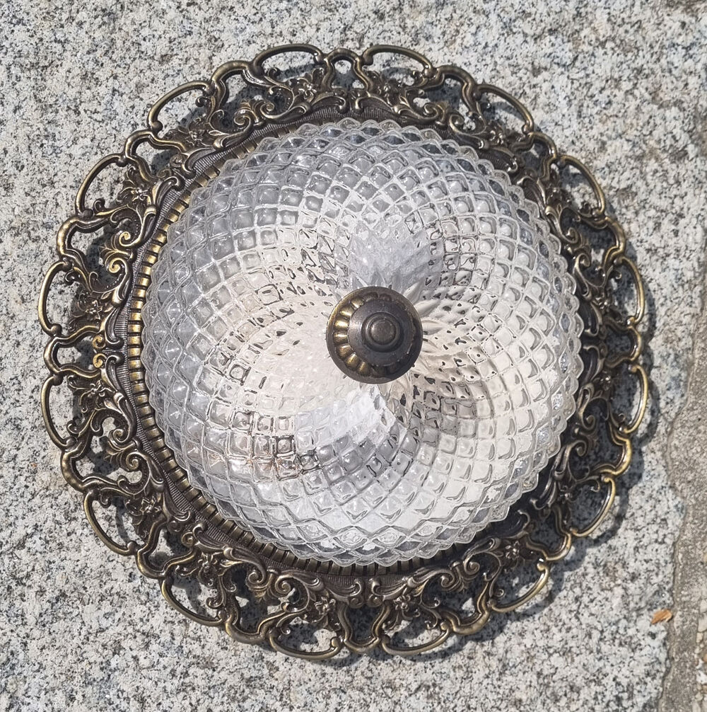 Plafonnier laiton mordoré ciselé et verre pointe diamant, années  40