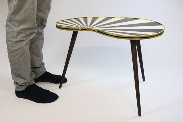 Grande table d'appoint en forme de rein, rayures noires et blanches, 3 pieds élégants