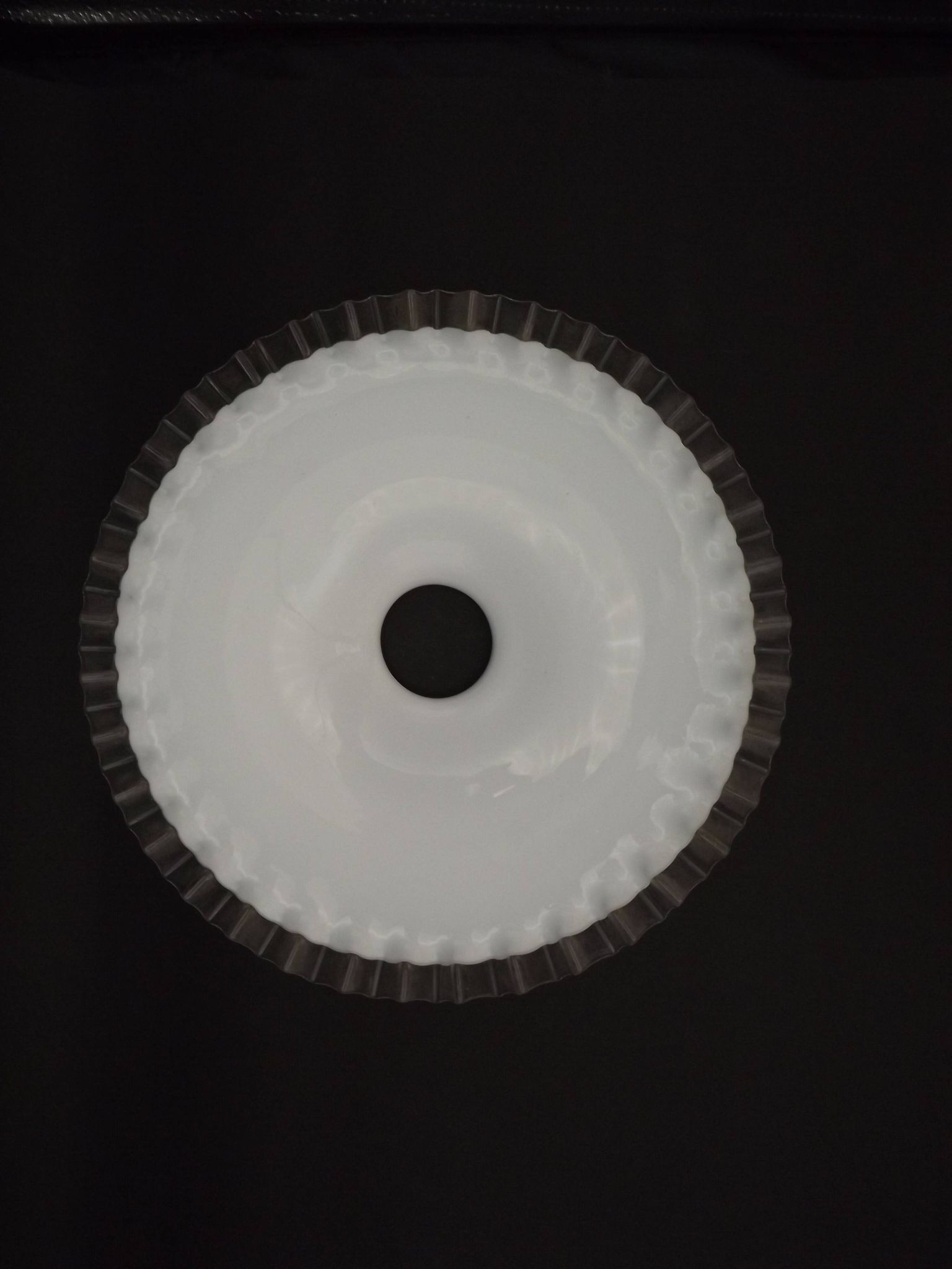 Abat-jour pendentif en verre frangé blanc opalin clair bord festonné