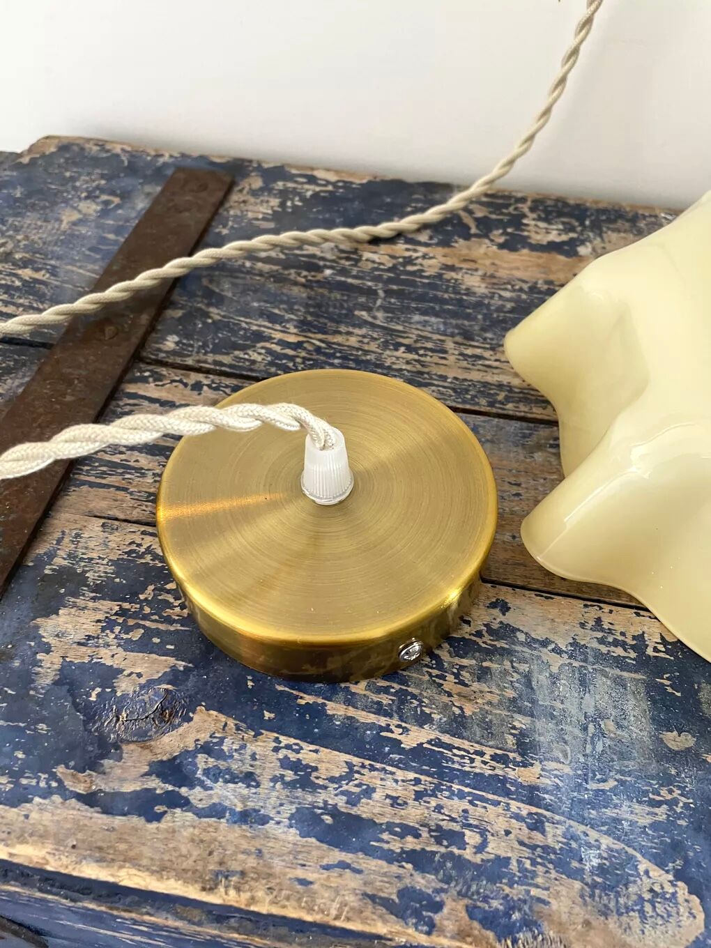 Beige opaline suspension