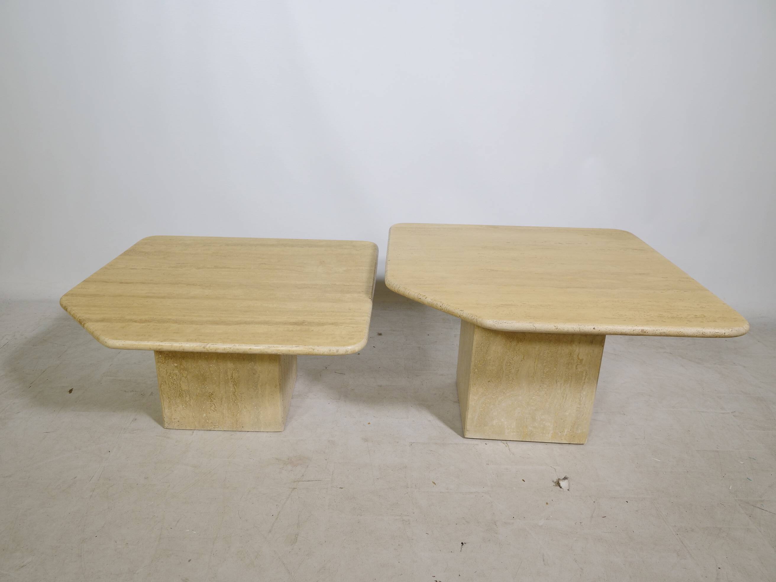 Tables gigognes en travertin, ensemble de 2, années 1970