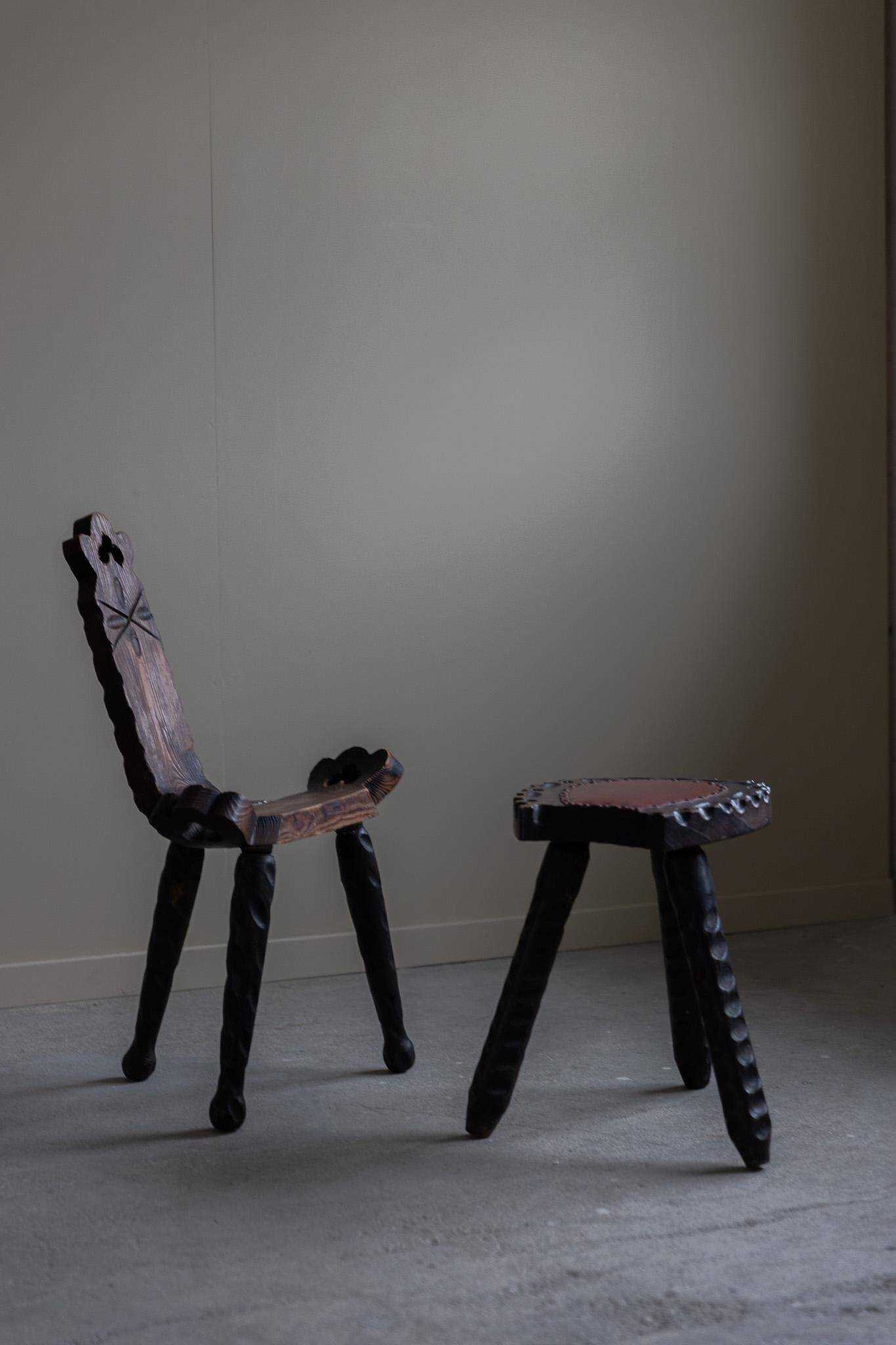Sculpted wooden tripod chair in French Wabi Sabi, early 20th century.