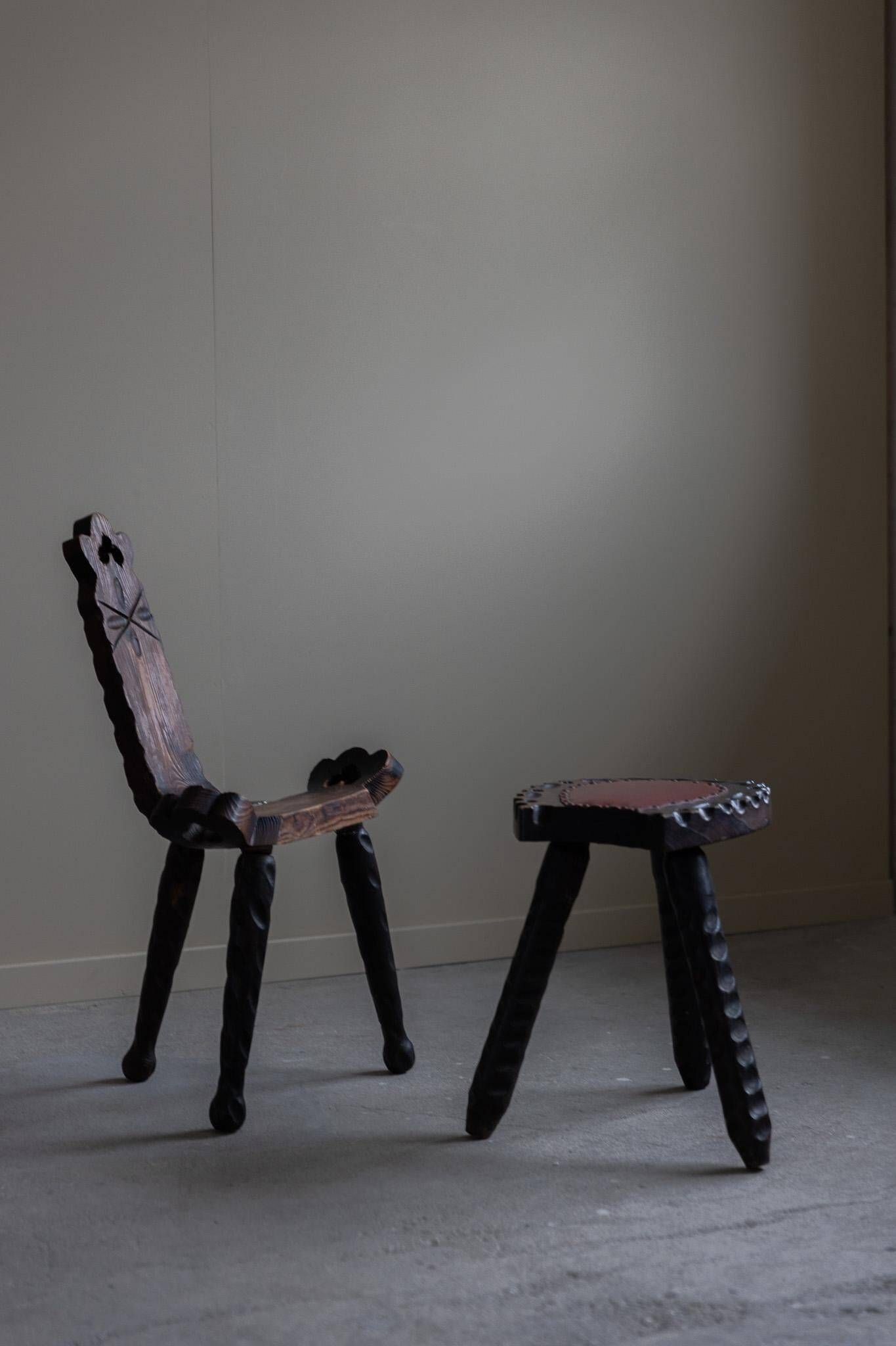 Sculpted wooden tripod chair in French Wabi Sabi, early 20th century.