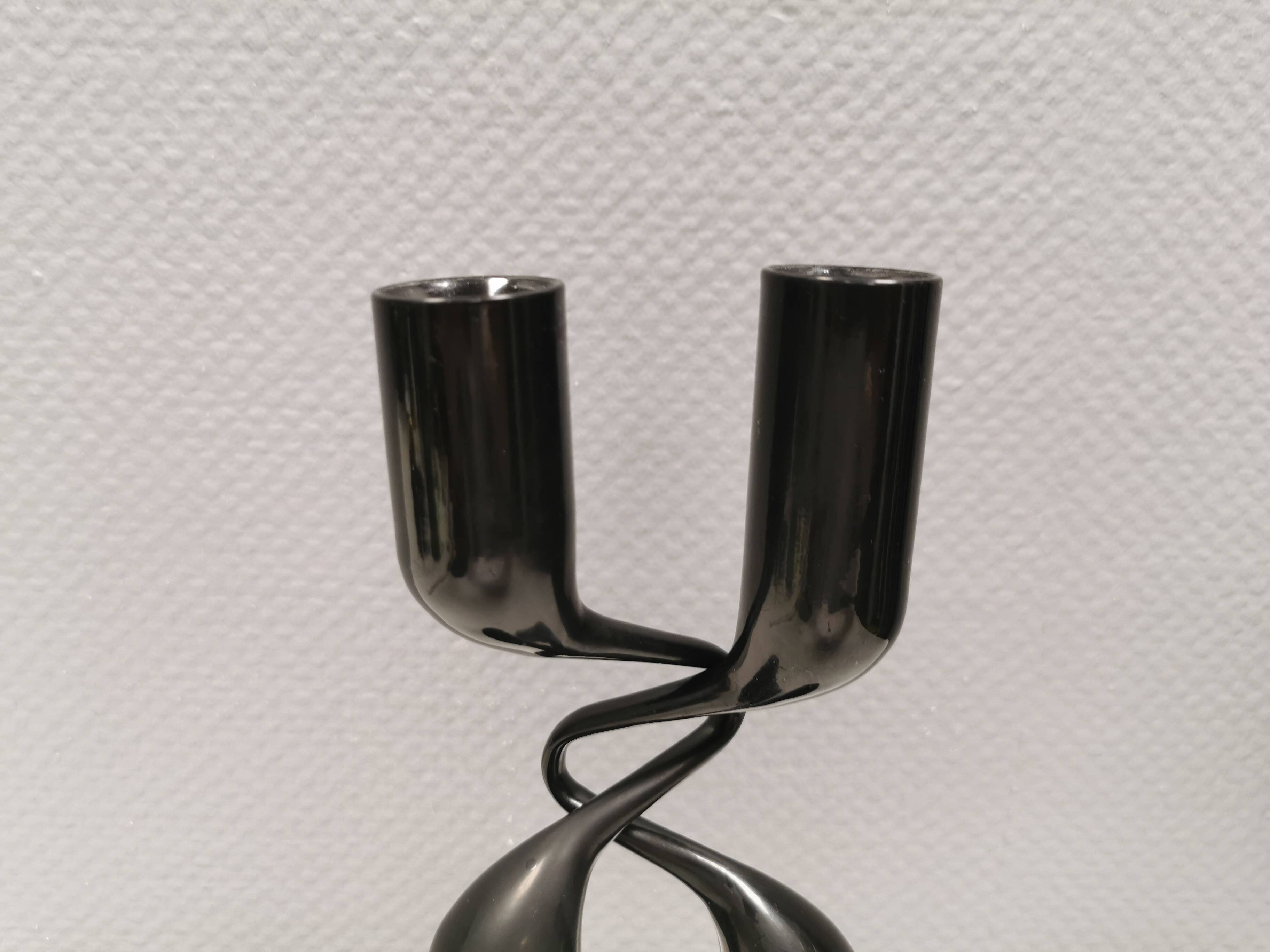 Ensemble de deux chandeliers noirs Conçu par Mikaela Dörfel pour Menu Danemark
