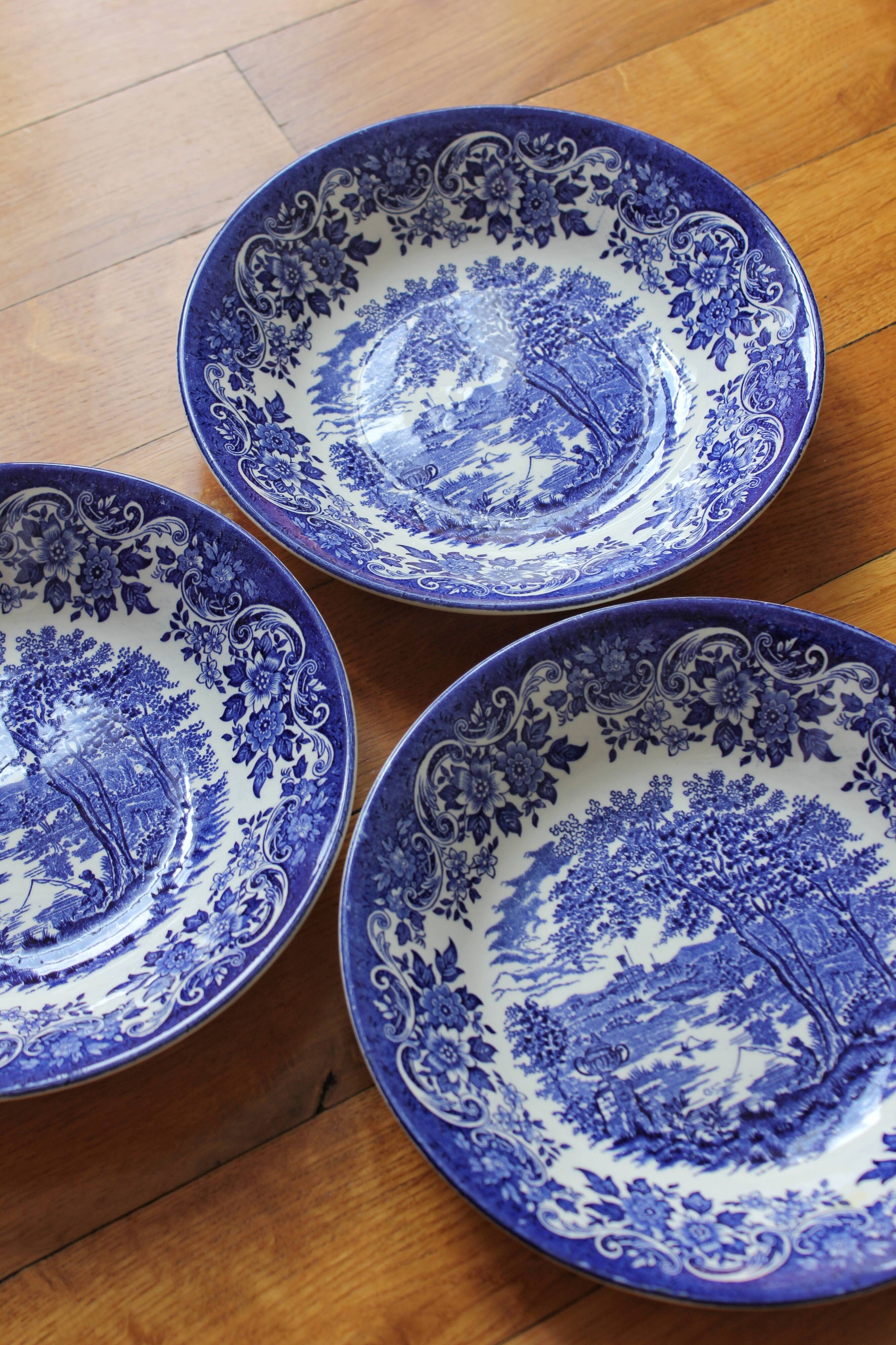 3 Broadhurst Staffordshire English earthenware calotte plates