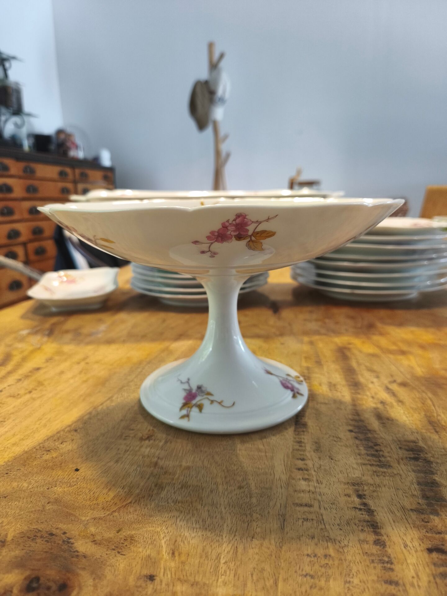 Plate, cut