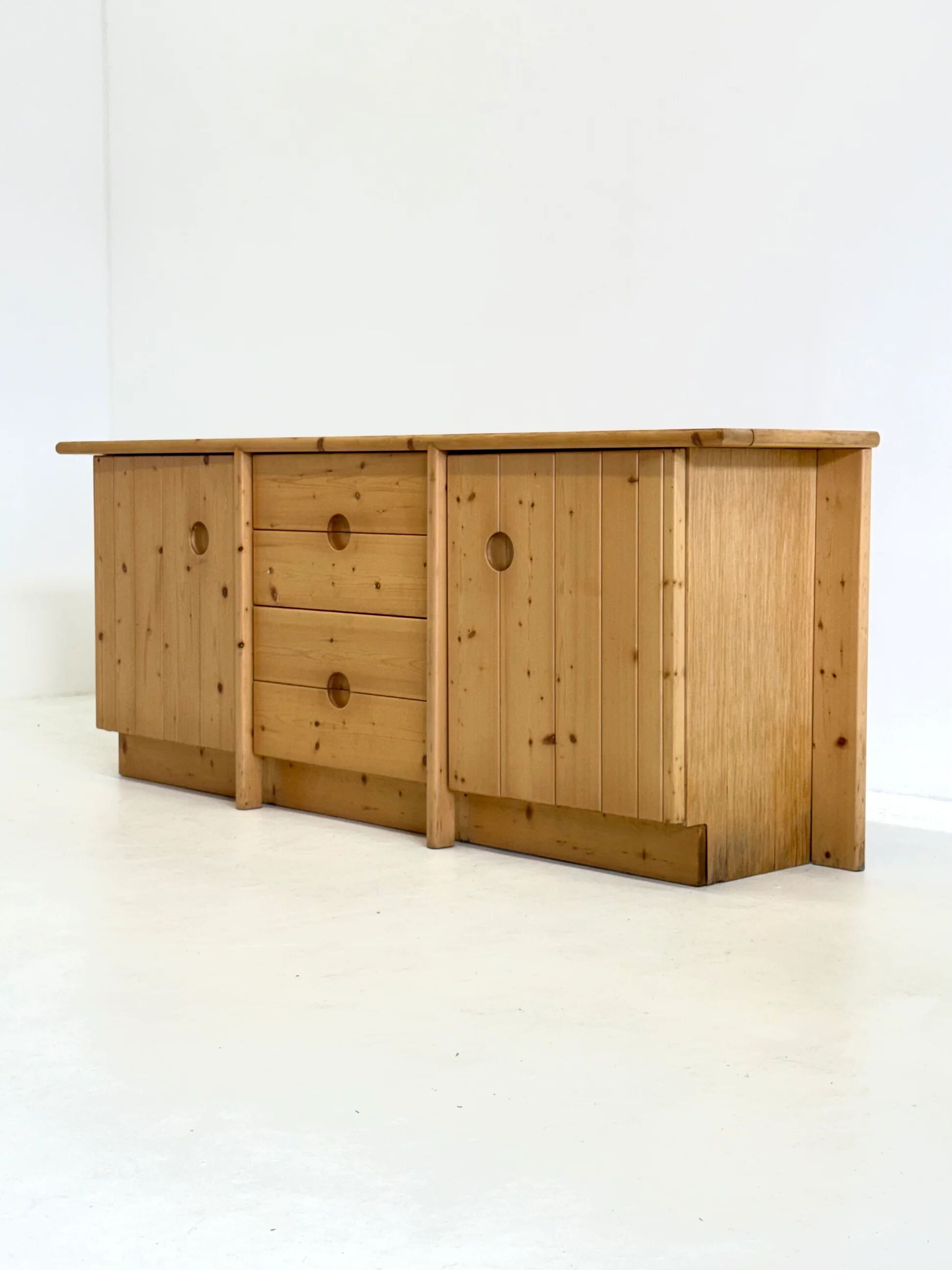 Buffet en pin par Charlotte Perriand pour Les Arcs