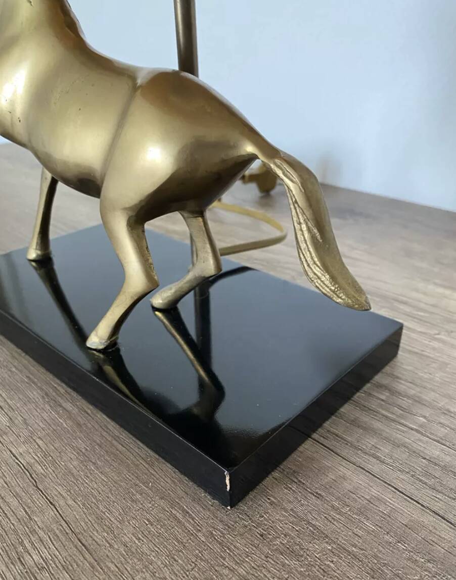 Lampe "Cheval" en laiton et socle bois