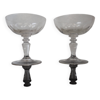 2 coupes à champagne anciennes en verre soufflé facetté