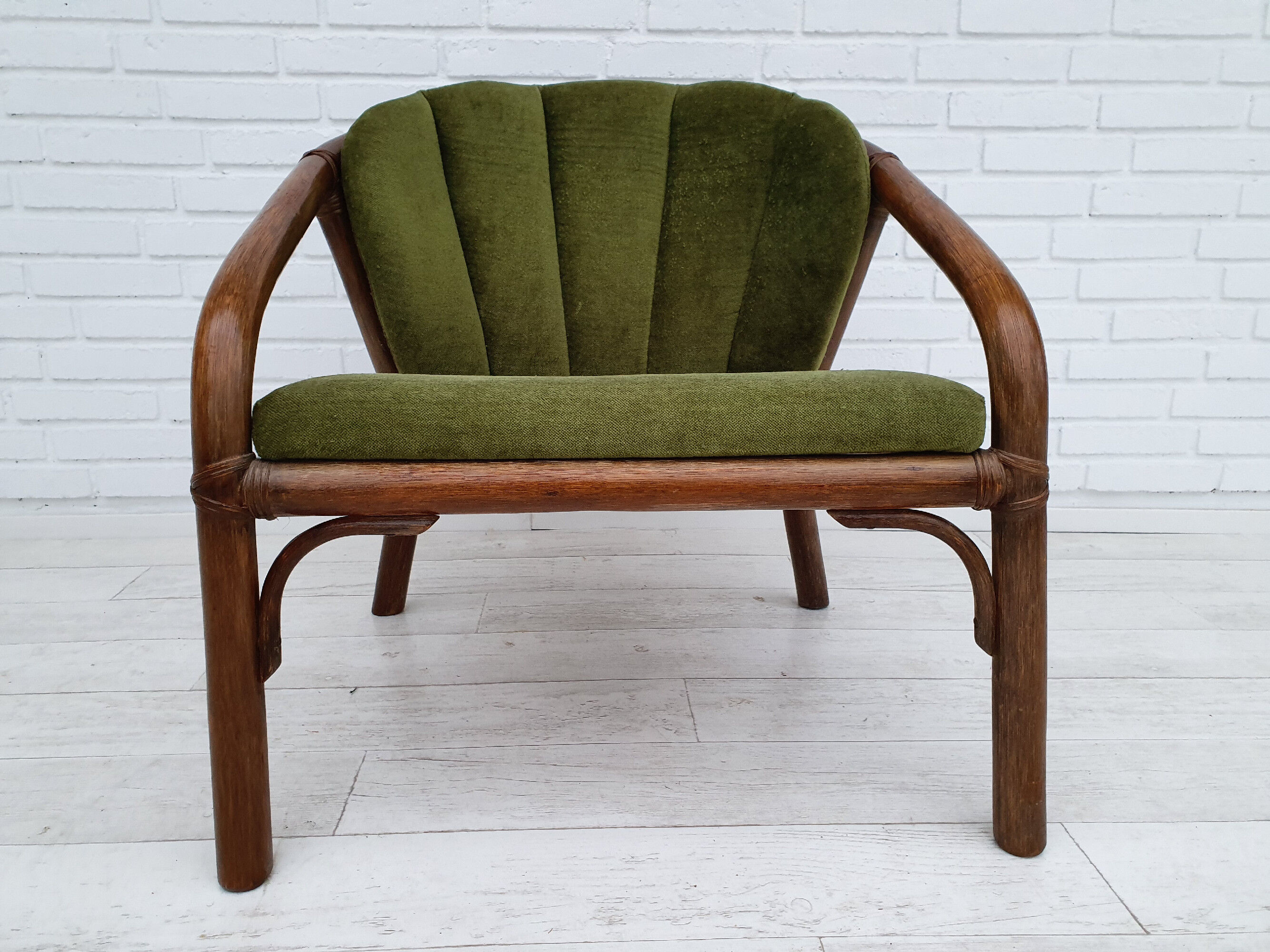 Fauteuil danois, rotin, velours, années 70