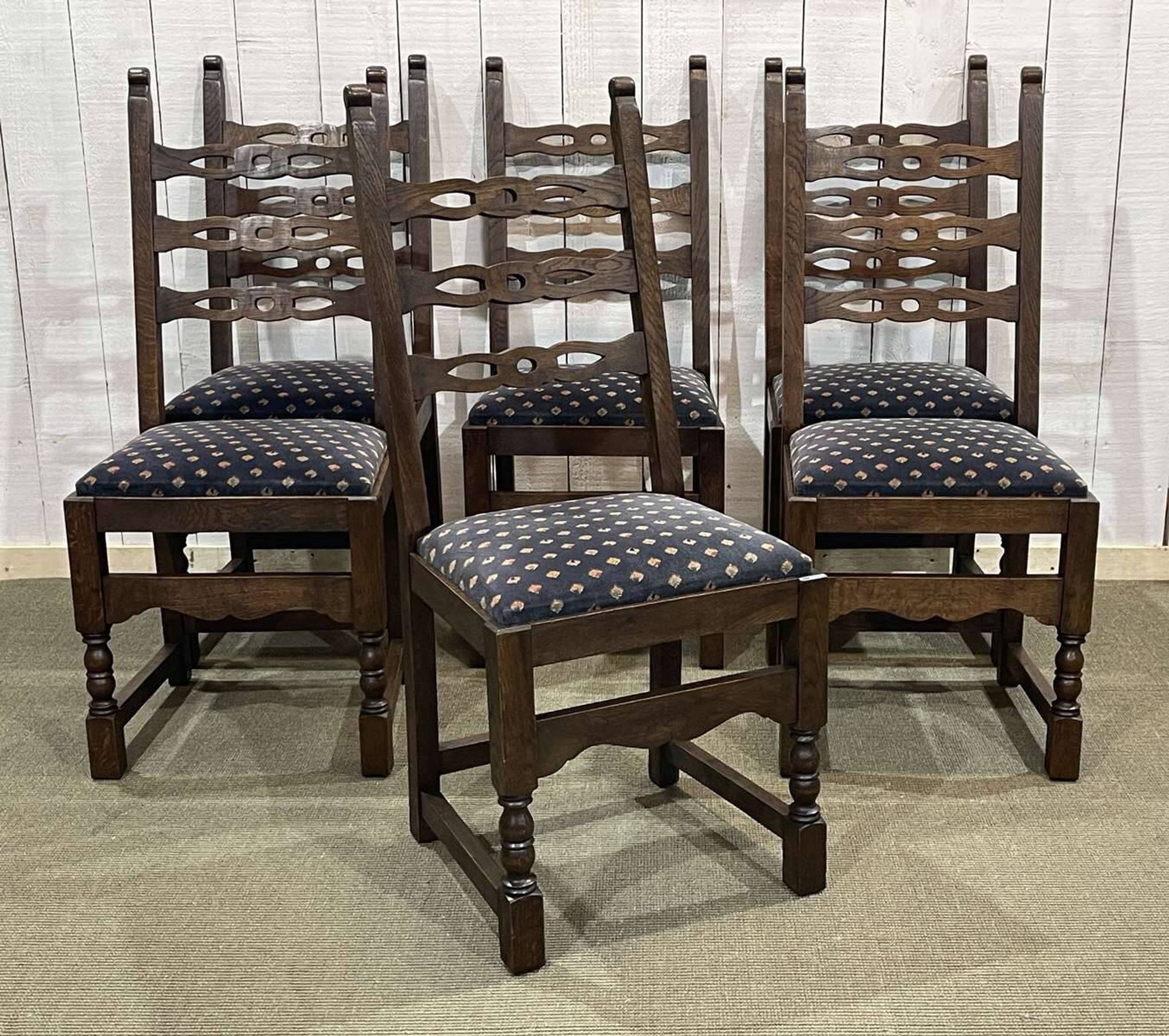 Suite de 6 chaises anglaises 19ème en chêne