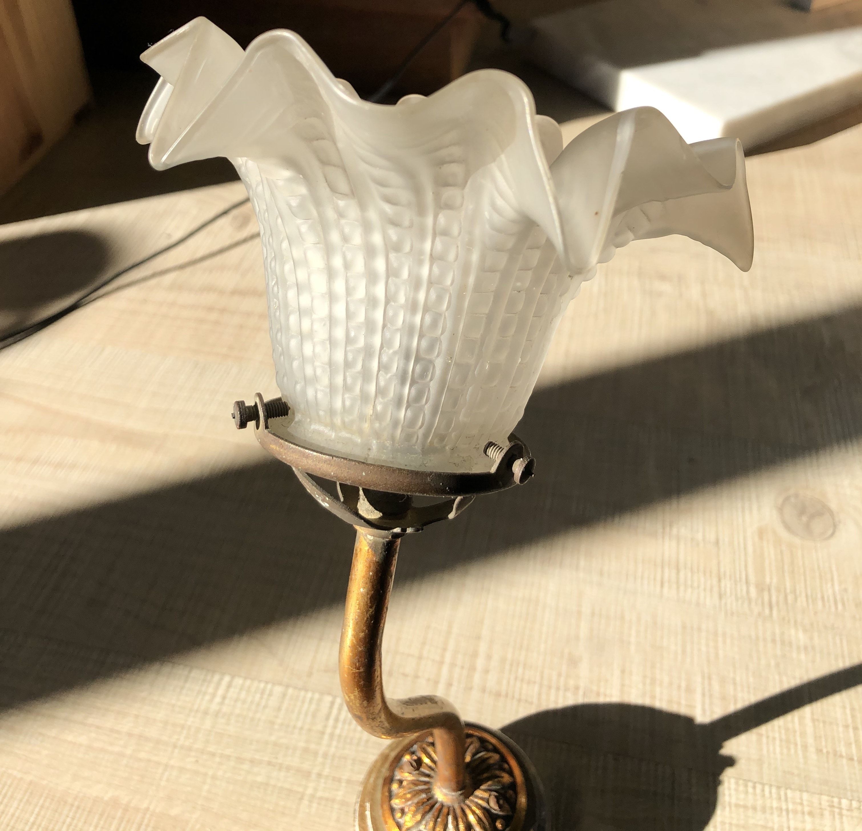Wall light old swan collar wall in brass and frosted glass, good floral shape.