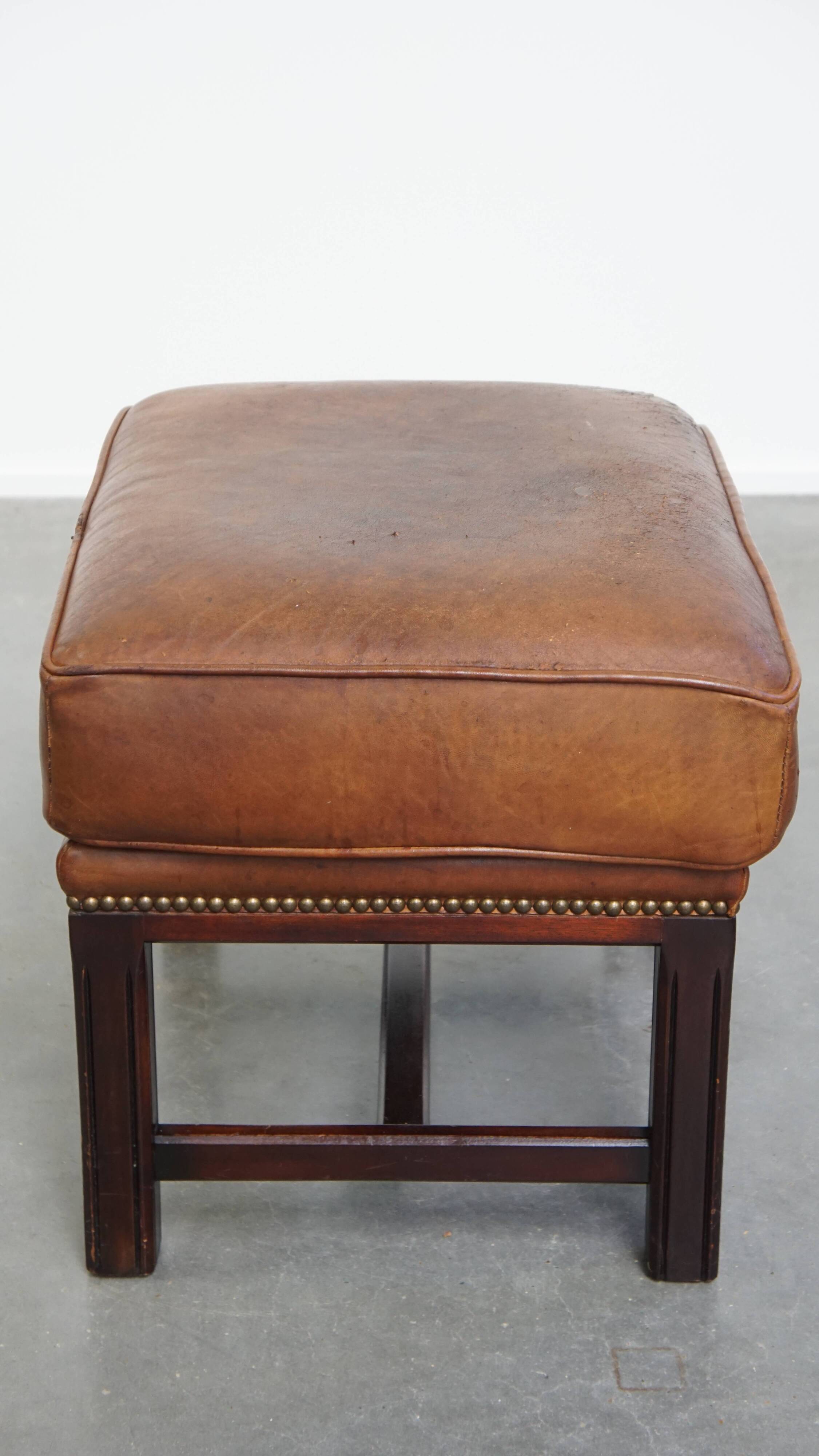 Pouf en cuir de mouton avec cadre en bois