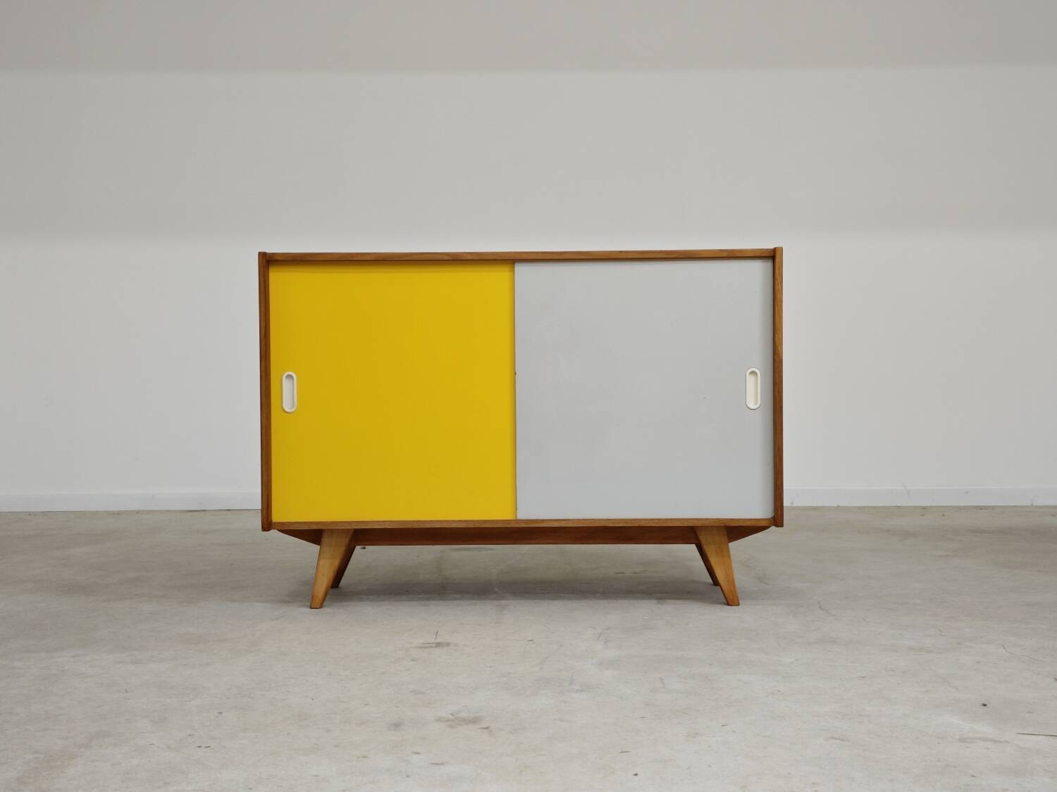 Buffet U-452 jaune et gris par Jiri Jiroutek pour Interier Praha 1960