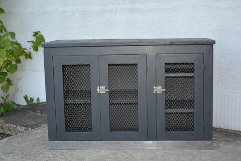 Caged Parisian buffet type breakfast buffet