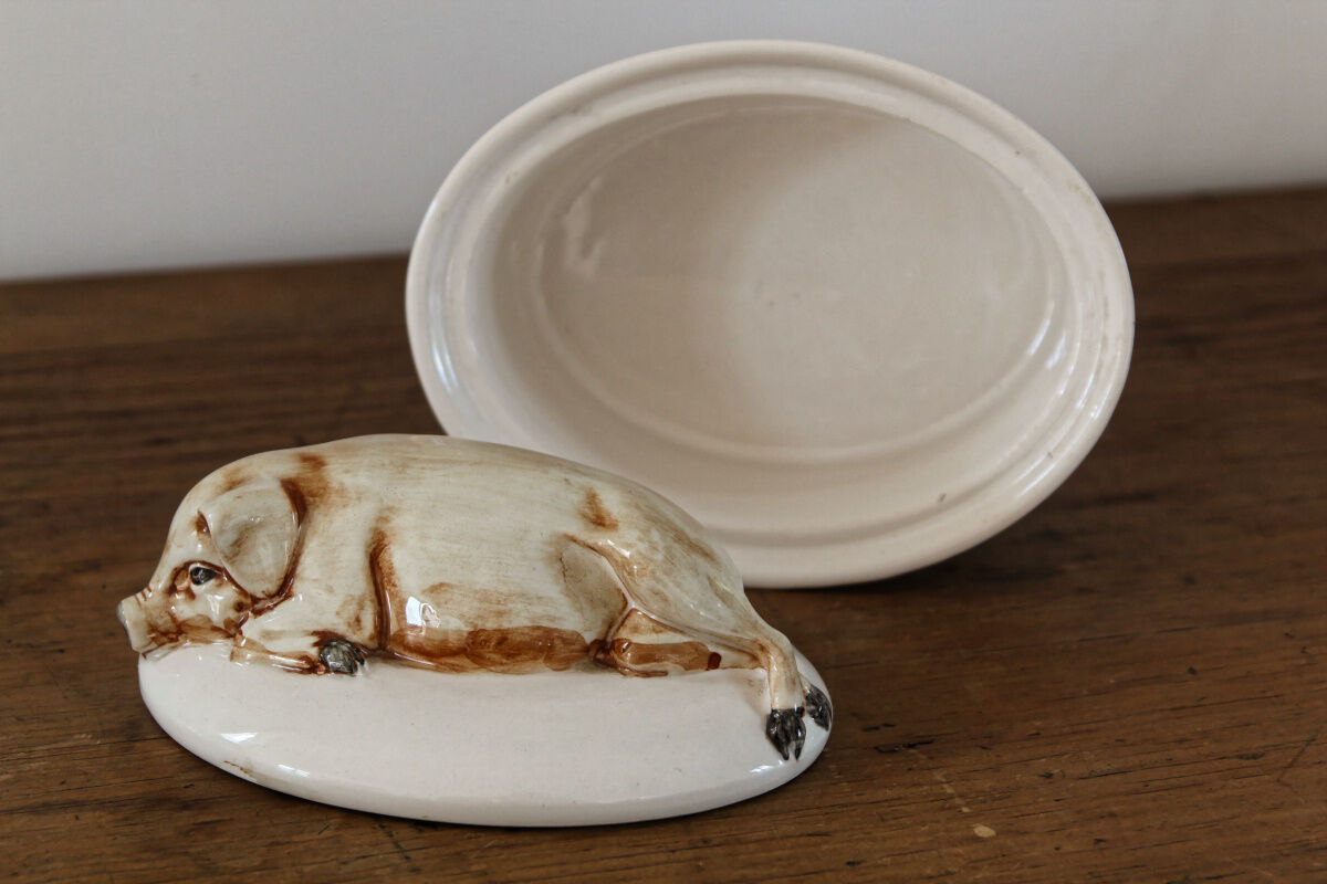 Terrine in faience, pig shape