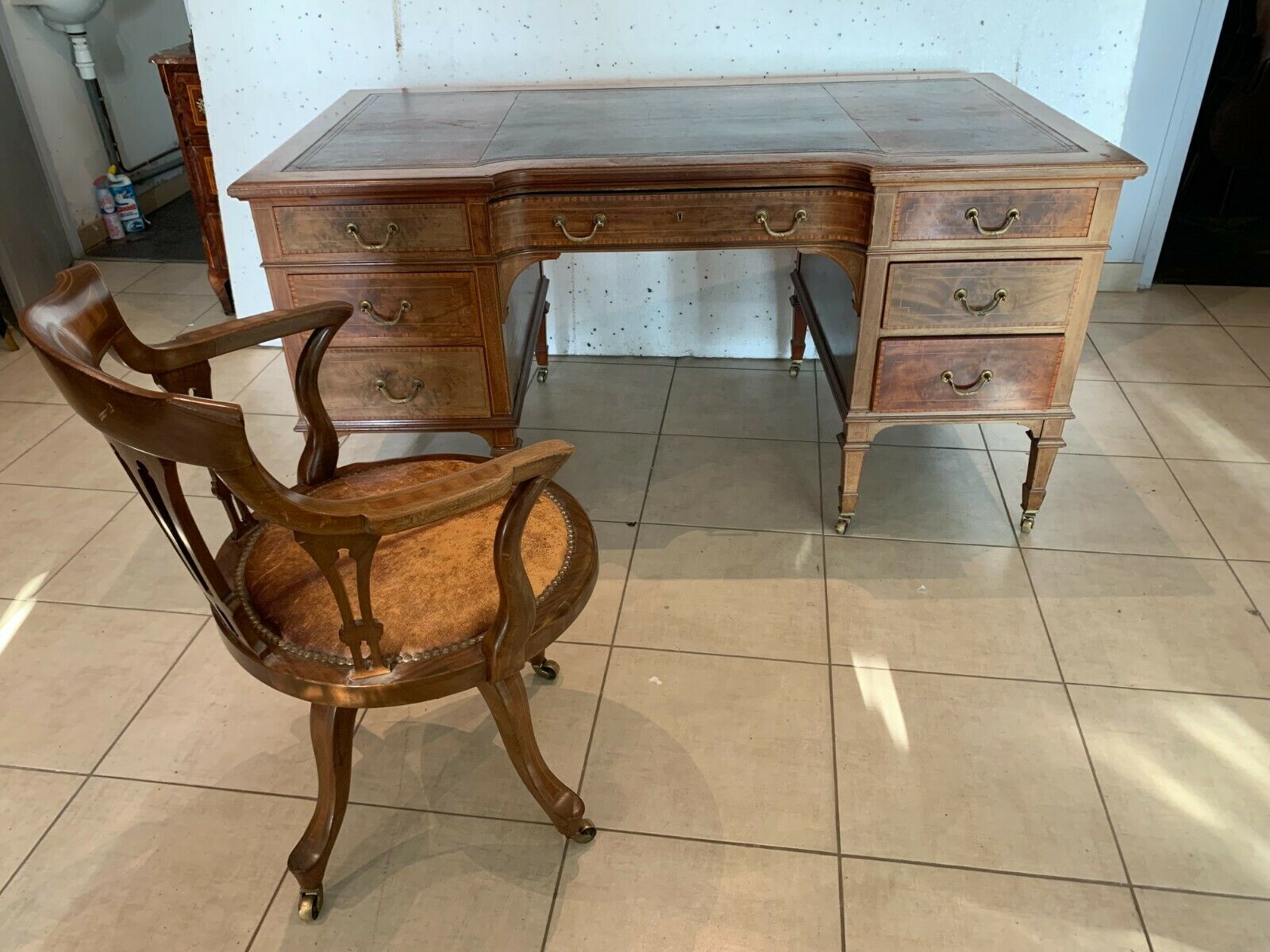 Desk and its rotating armchair England XIX century