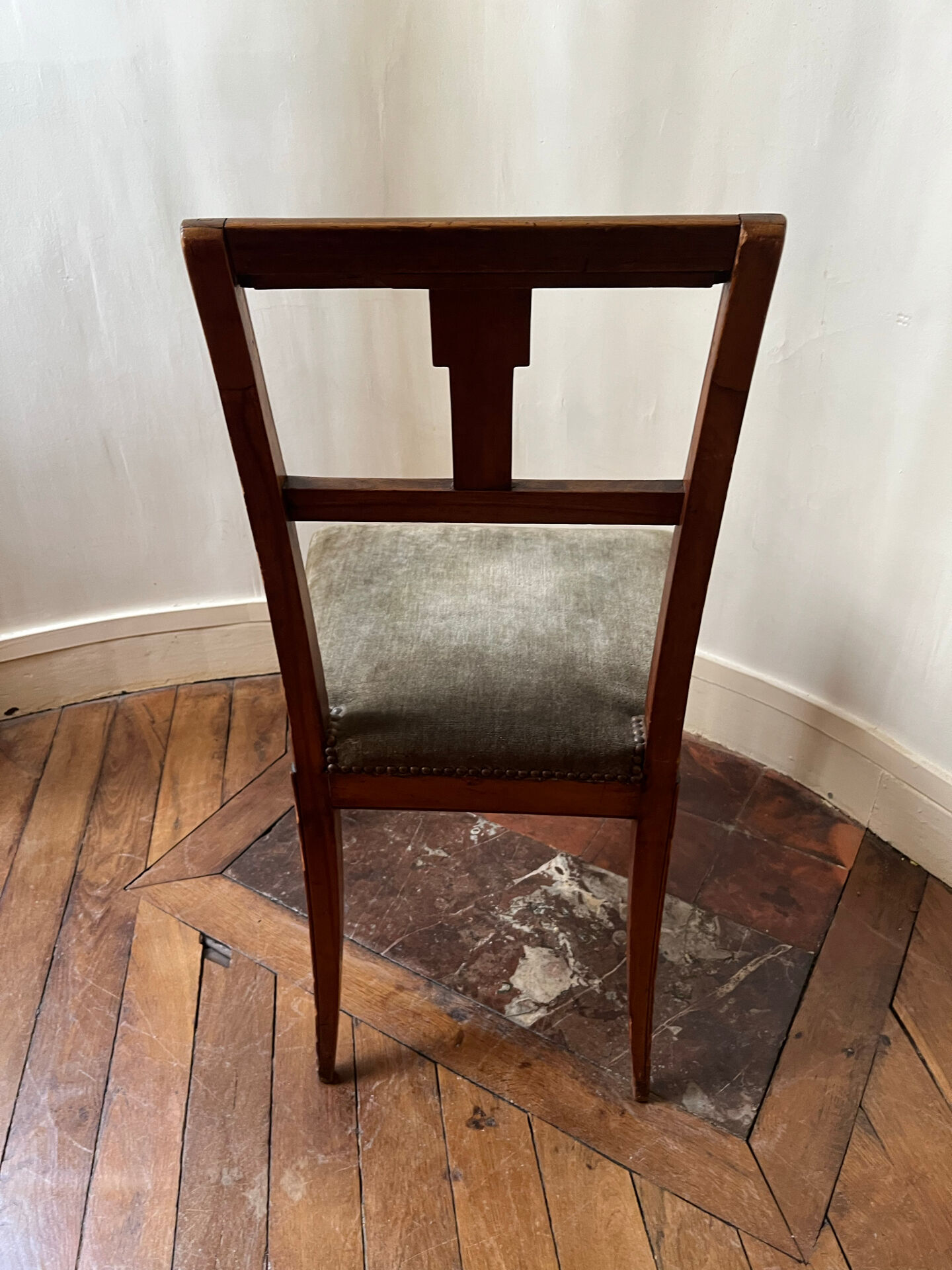 Pair of Directoire chairs in walnut, late 18th century.