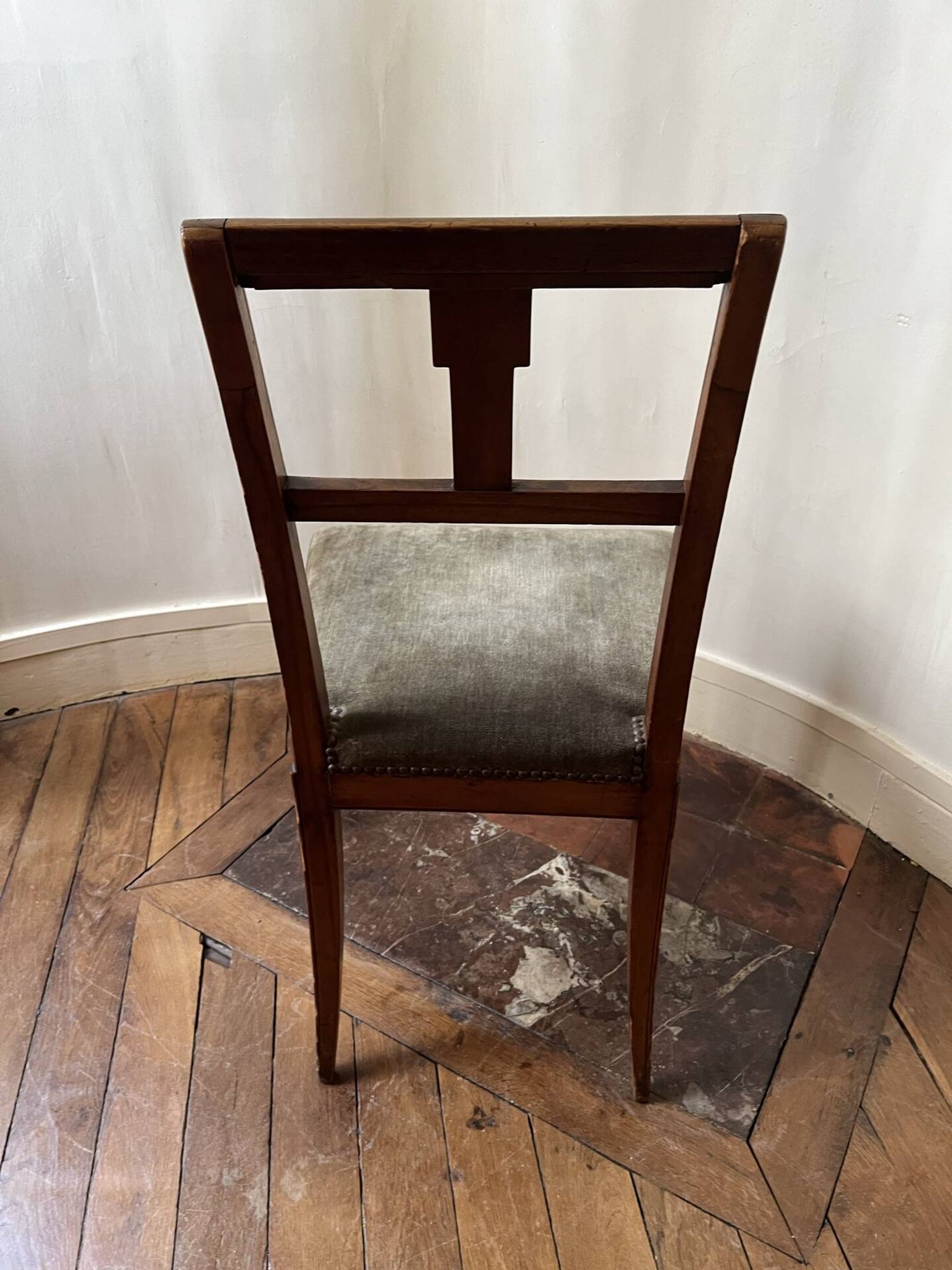 Paire de chaises Directoire en noyer, fin XVIIIe