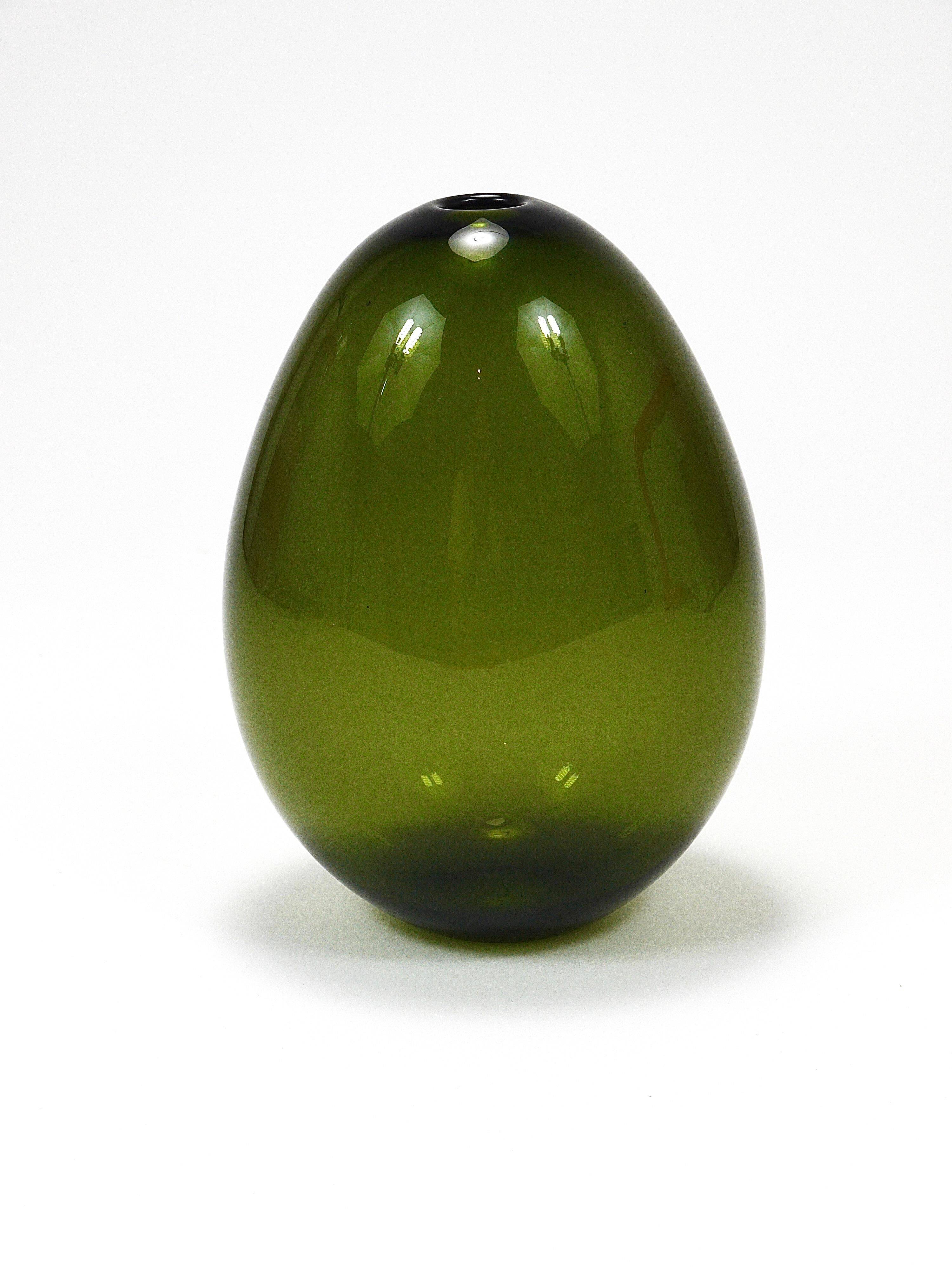 Art glass vase Saippuakupla green soap by Kaj Franck, Nuutajärvi Finland.
