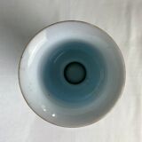 Vase bleu à motifs de fleurs et dorures