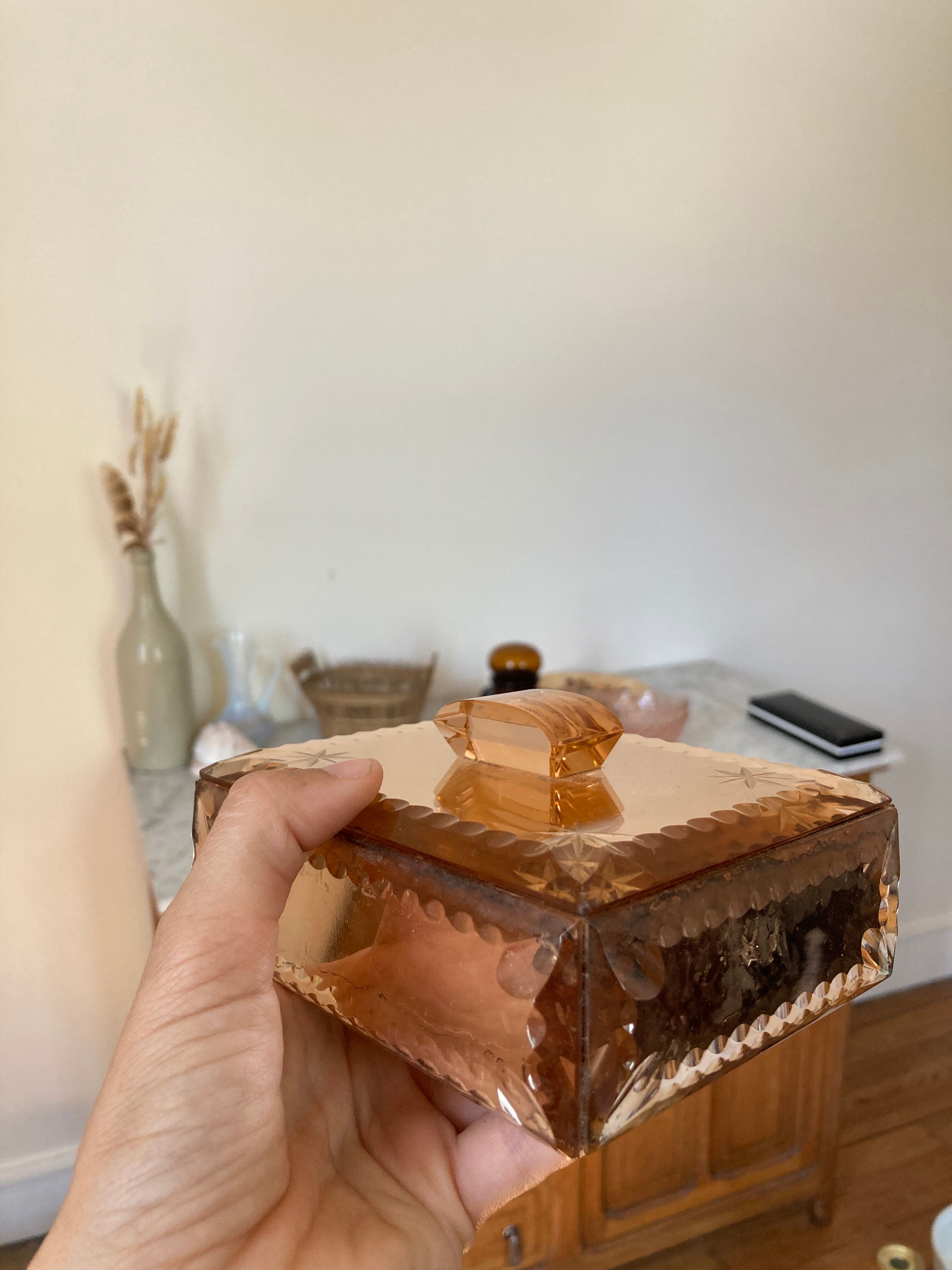 Boîte à bijoux en miroir rose ciselé