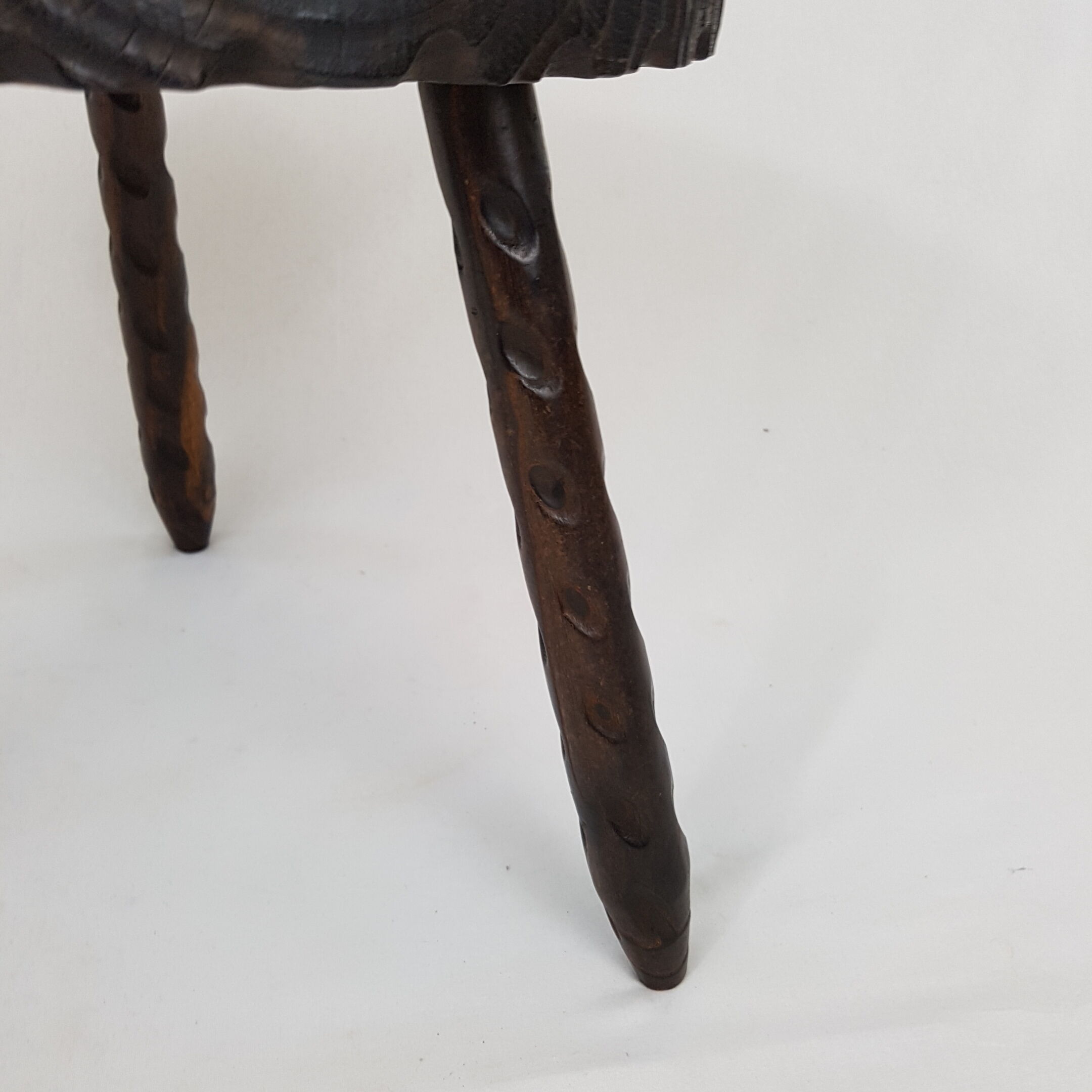 Coffee table in solid wood, tripod